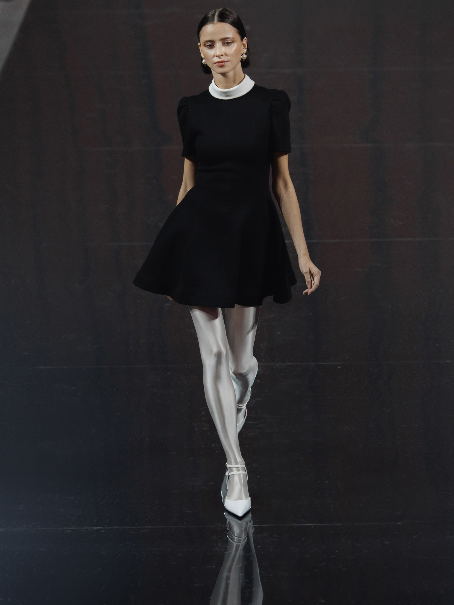 Mini dress with voluminous skirt and contrasting collar