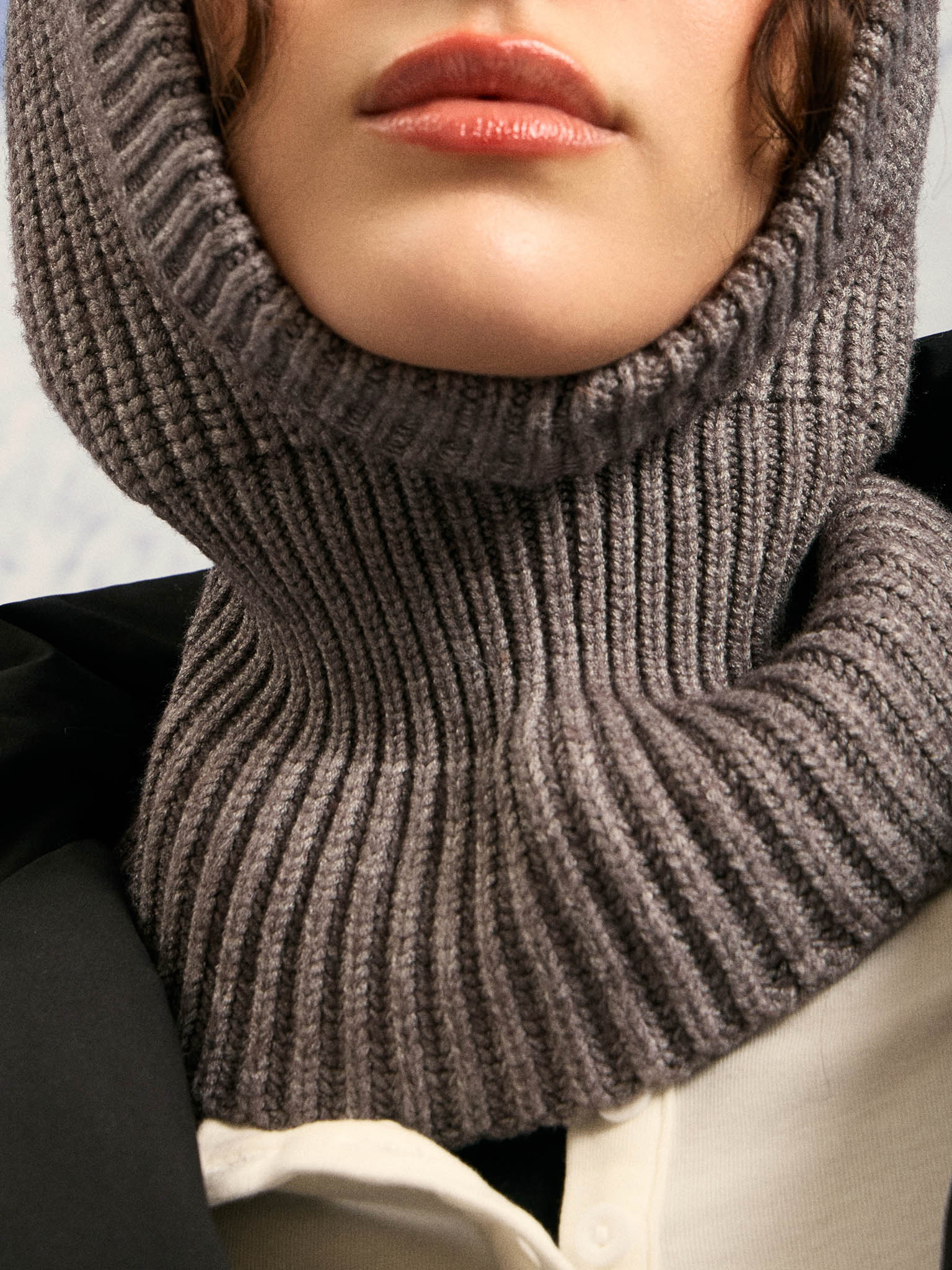 Knitted bonnet with ribbed details