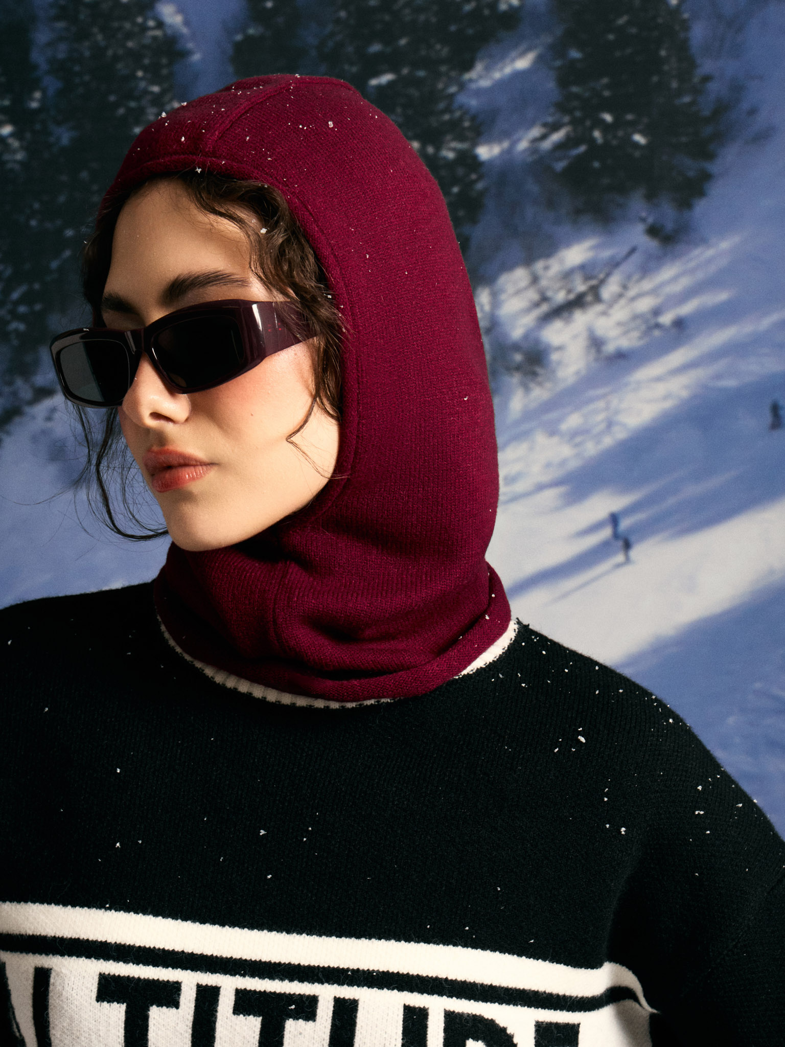 Smooth knitted bonnet made from woolen yarn