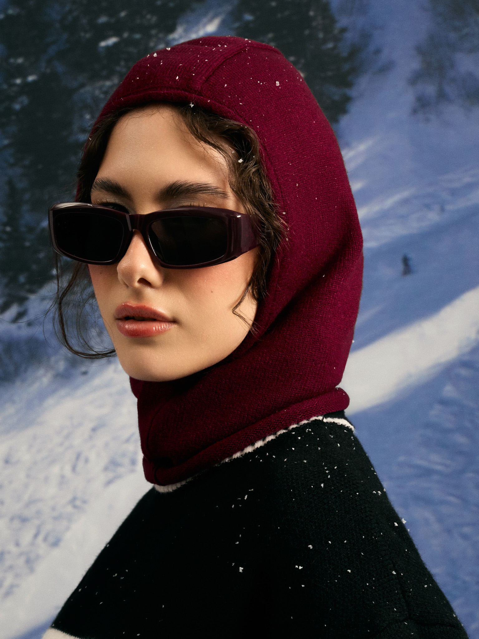 Smooth knitted bonnet made from woolen yarn