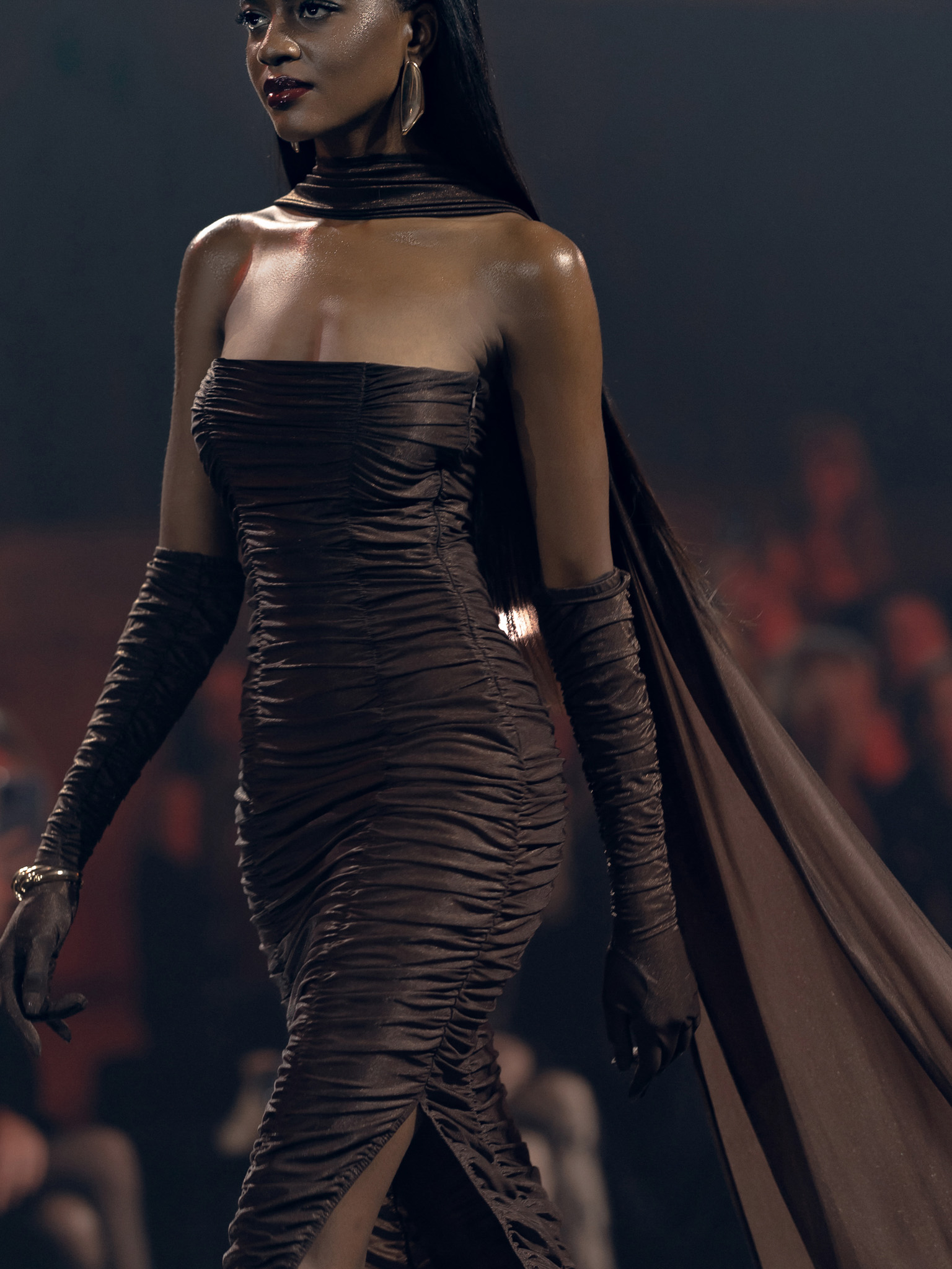 Платье миди в складку с перчатками в тон