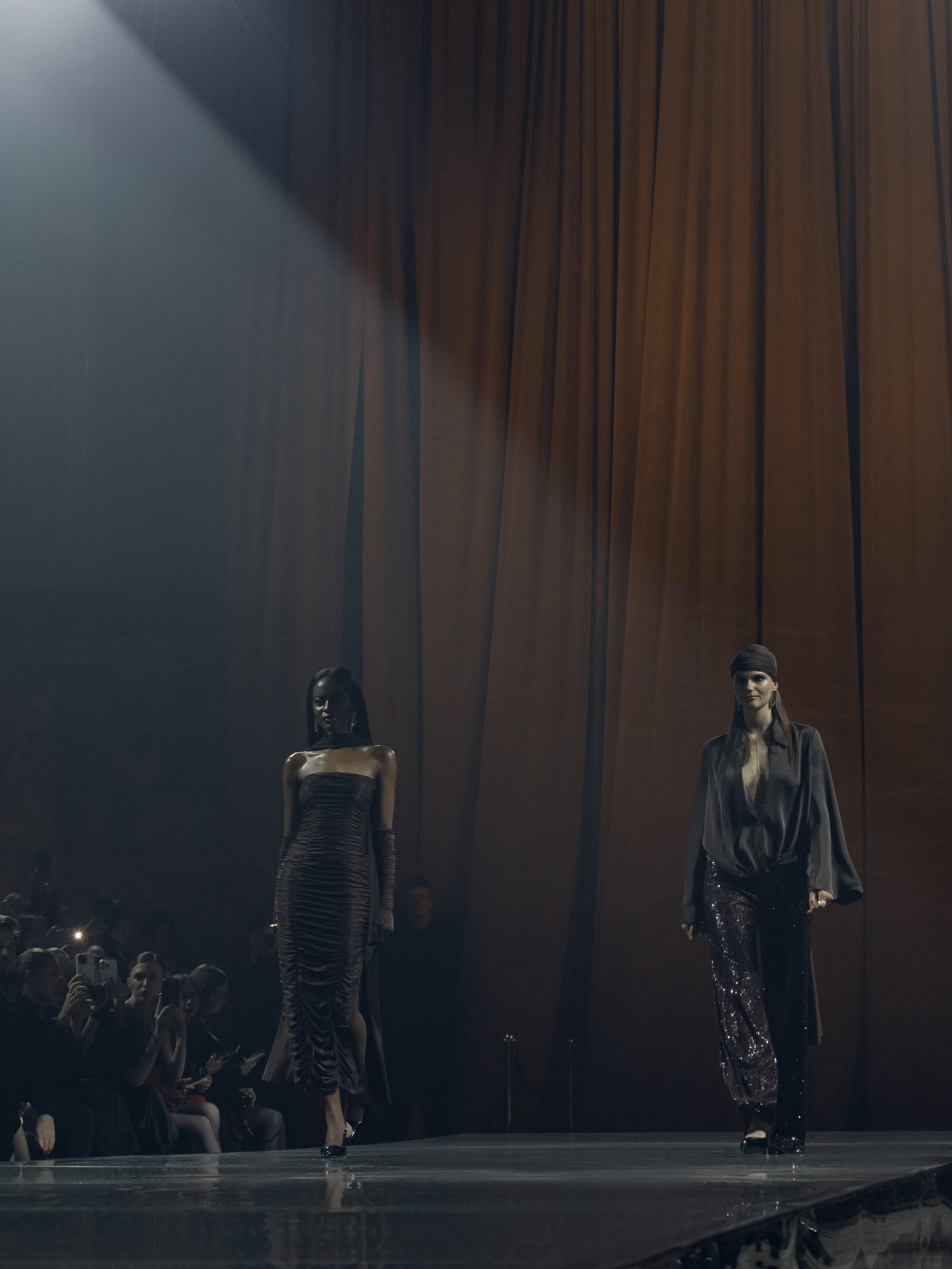 Платье миди в складку с перчатками в тон