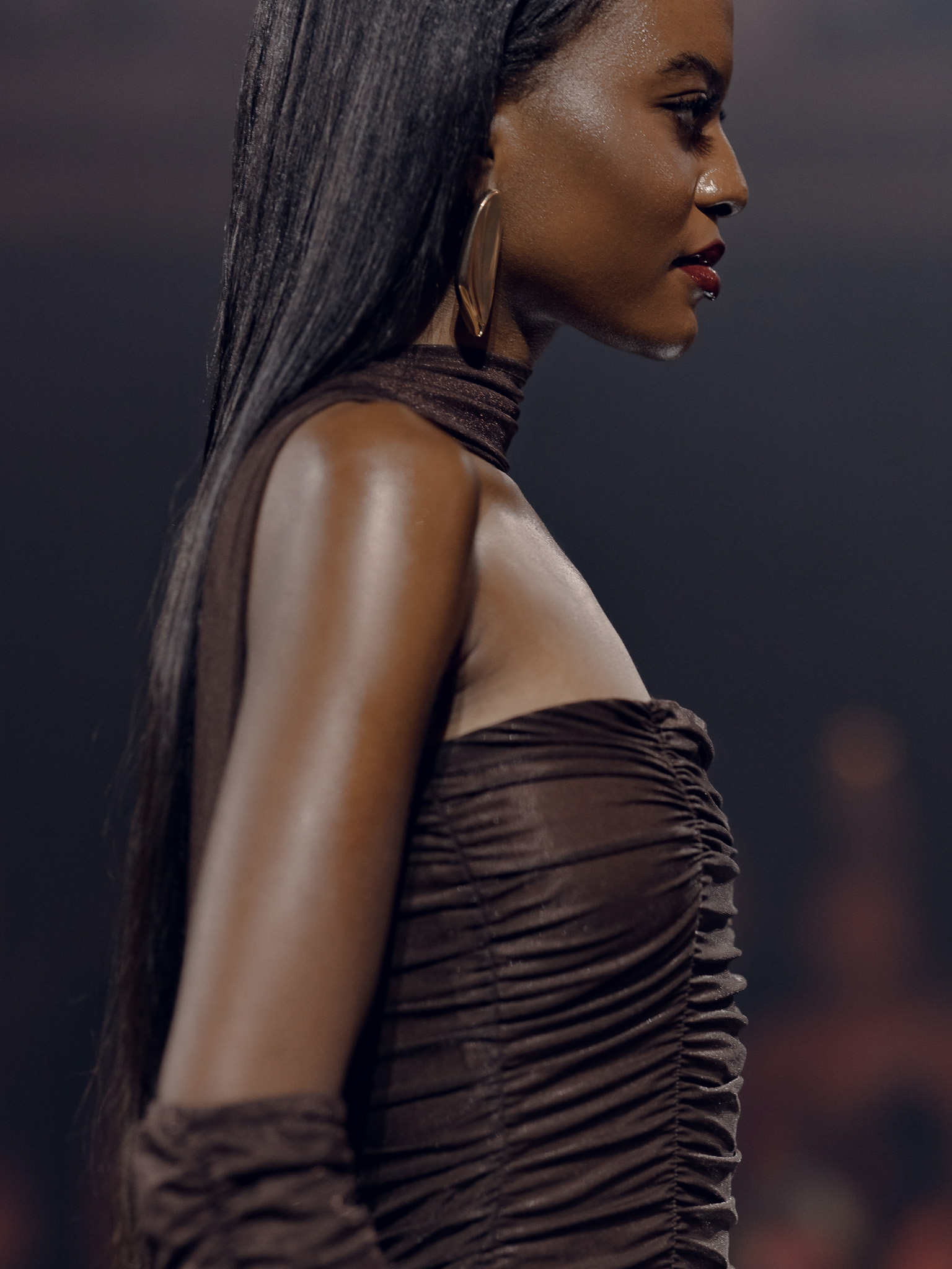 Платье миди в складку с перчатками в тон