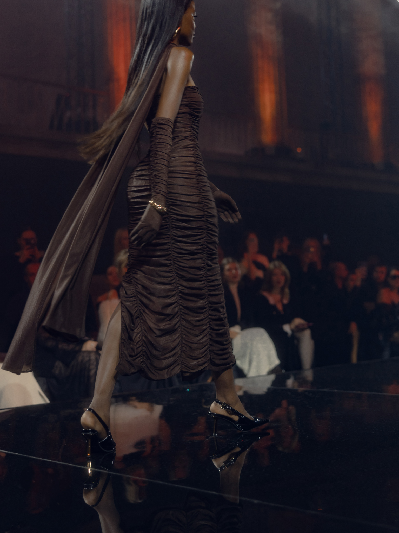 Платье миди в складку с перчатками в тон