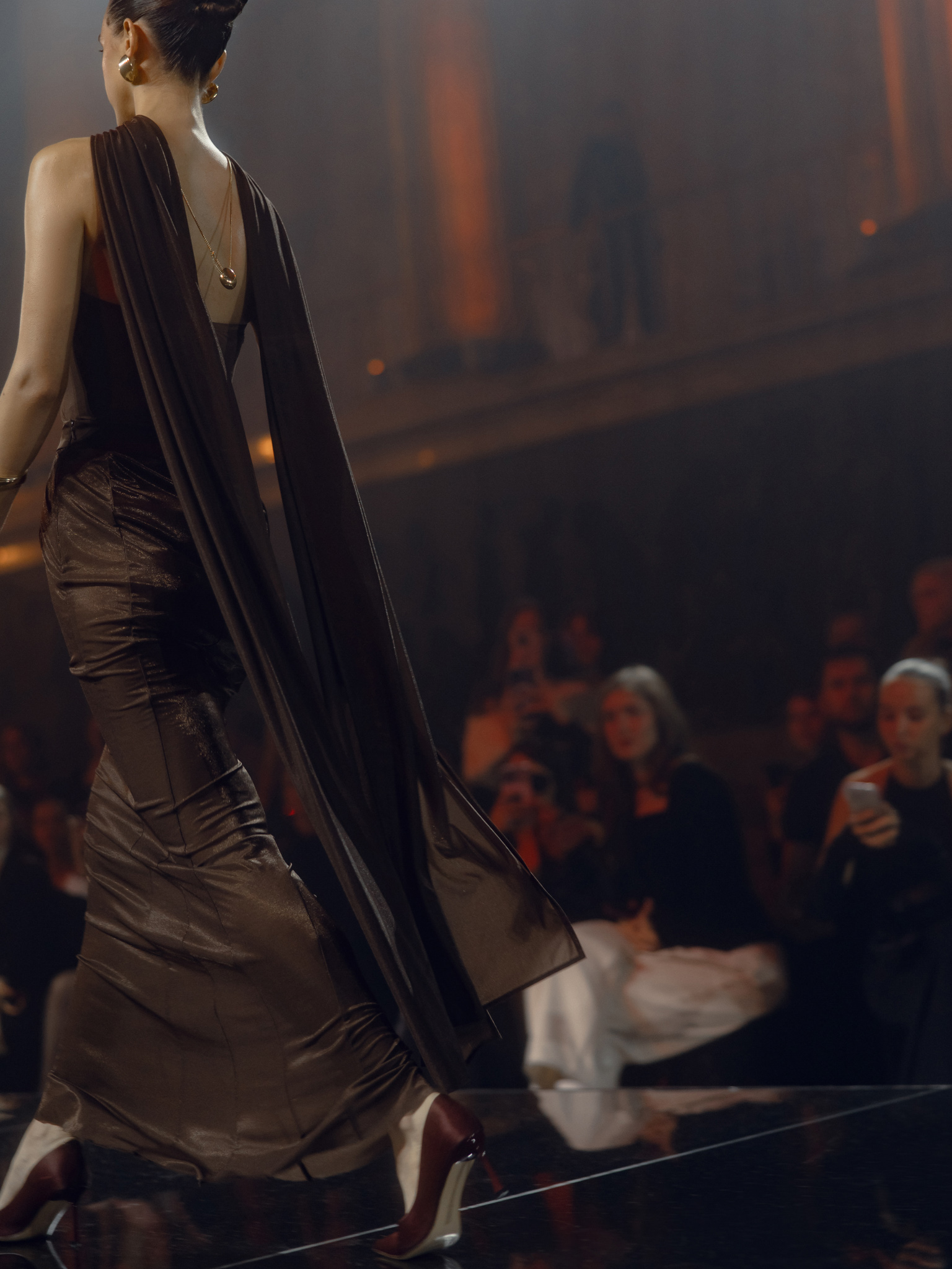 طقم من شورت قصير وتنورة طويلة حتى الأرض