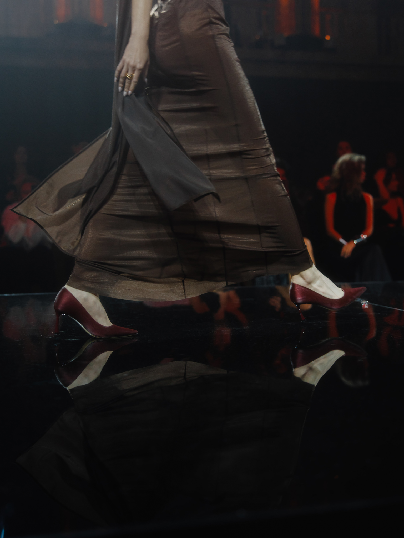 طقم من شورت قصير وتنورة طويلة حتى الأرض