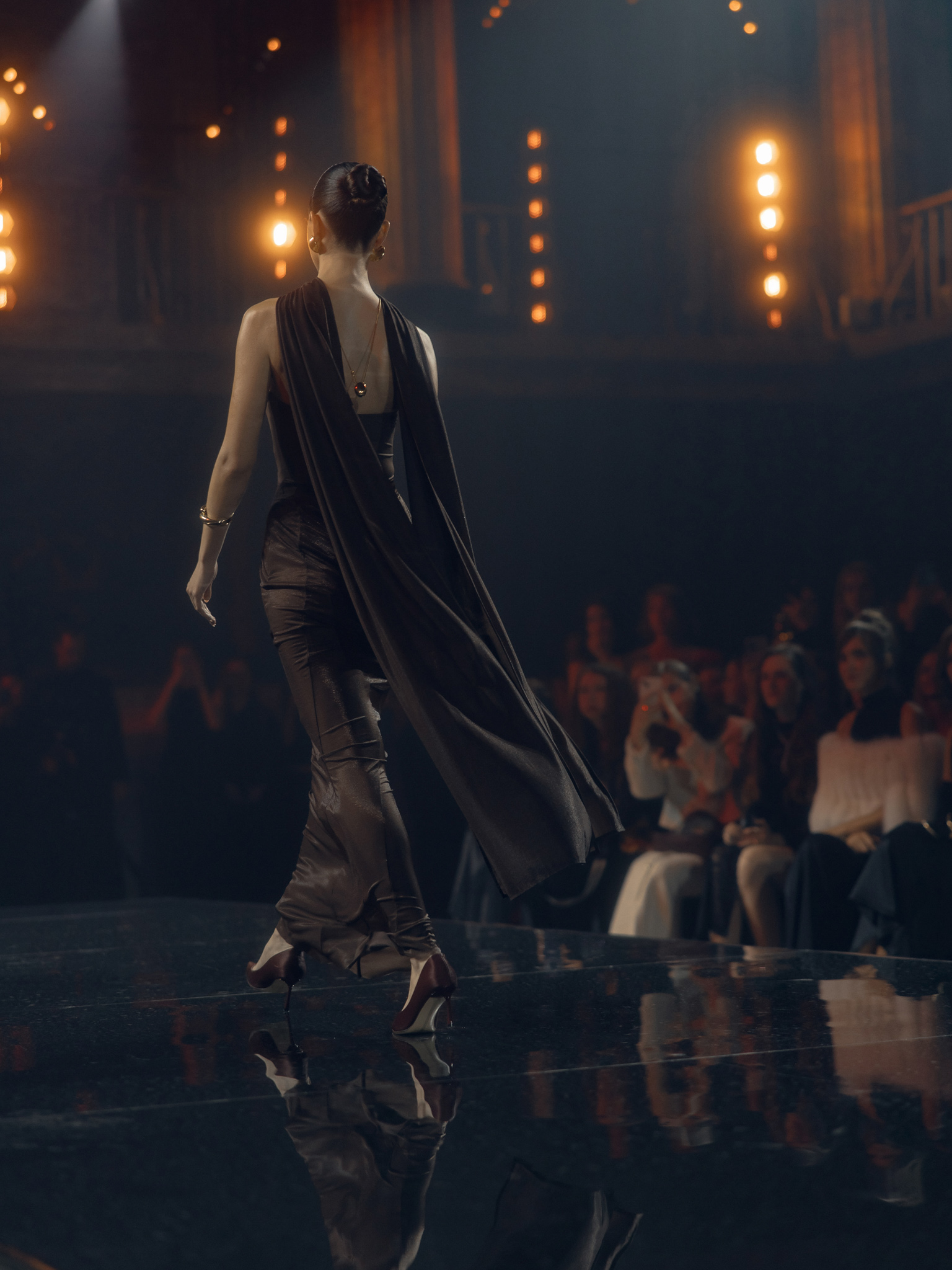 طقم من شورت قصير وتنورة طويلة حتى الأرض