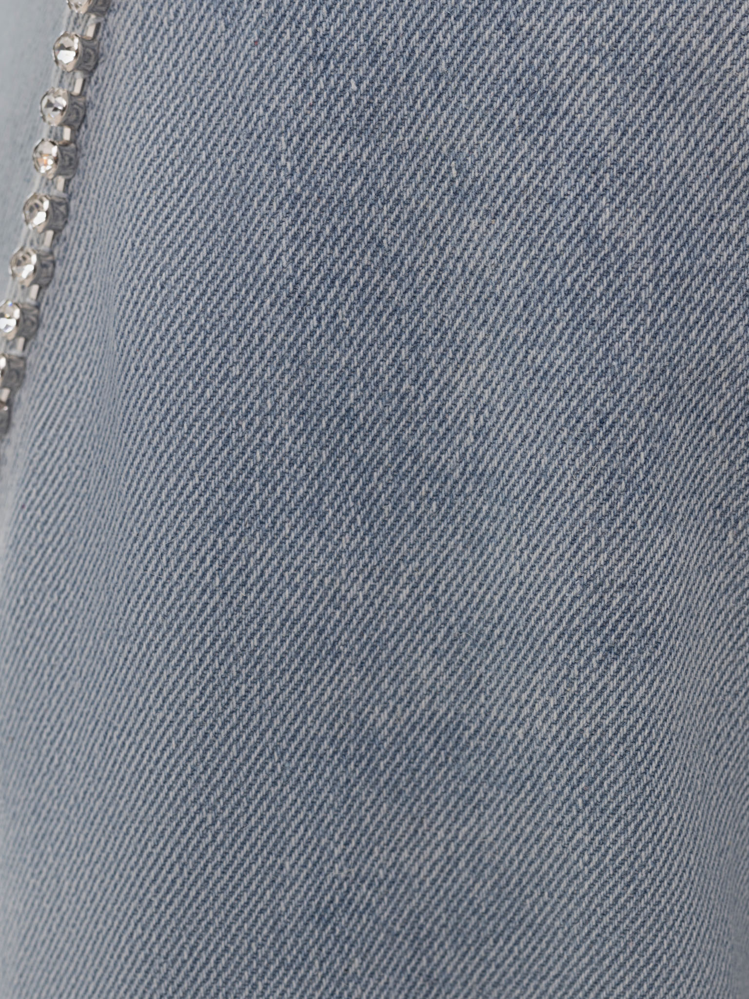Locker sitzende Jeans mit Schlitz am Hosenbein und Strasssteinverzierung 