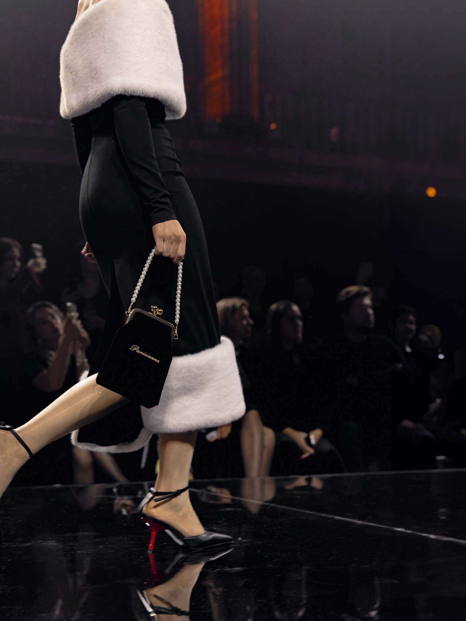 Платье миди с меховой отделкой