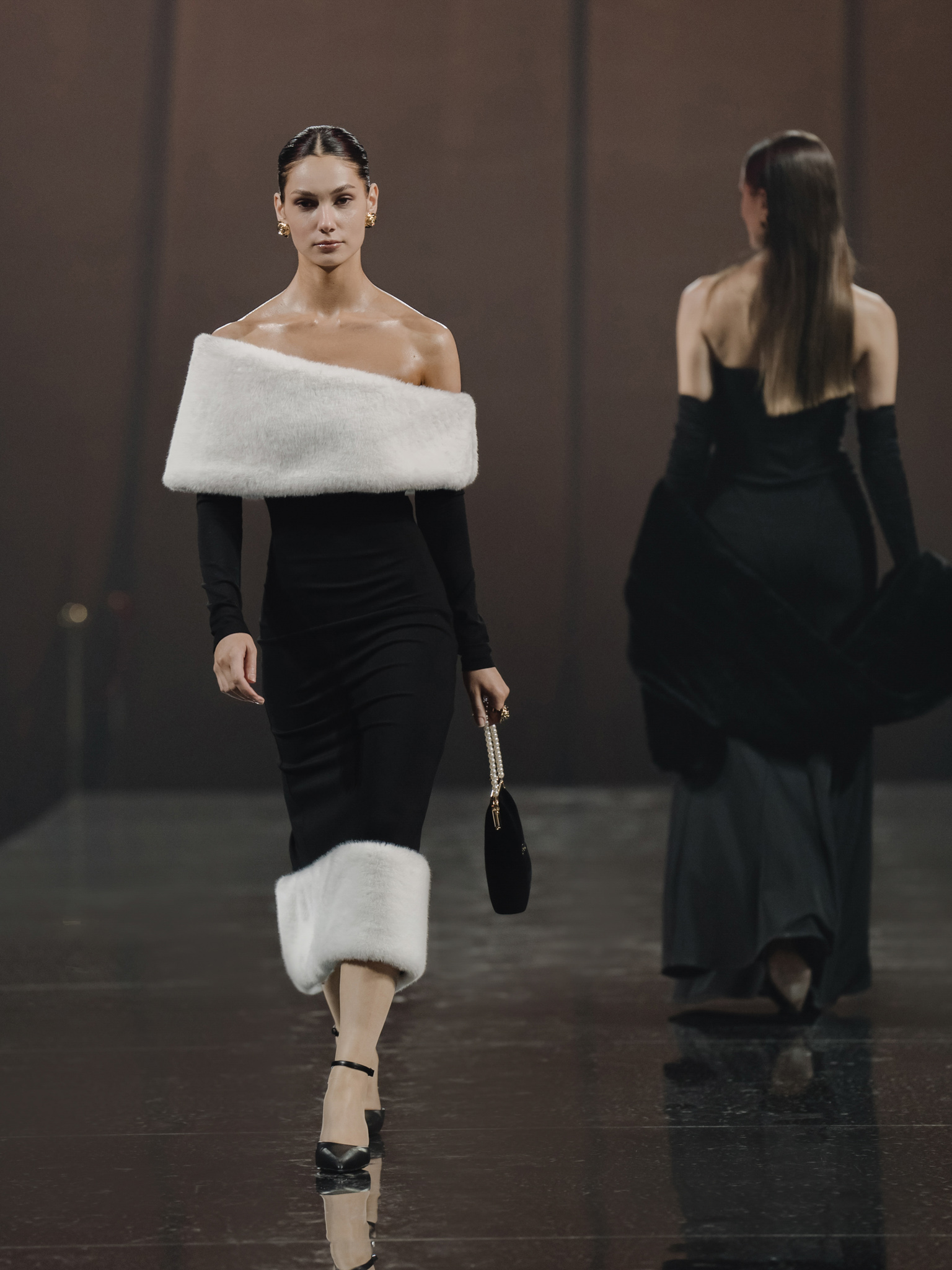 Платье миди с меховой отделкой