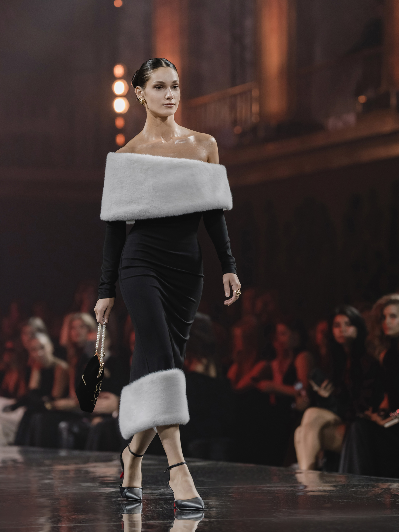 Платье миди с меховой отделкой