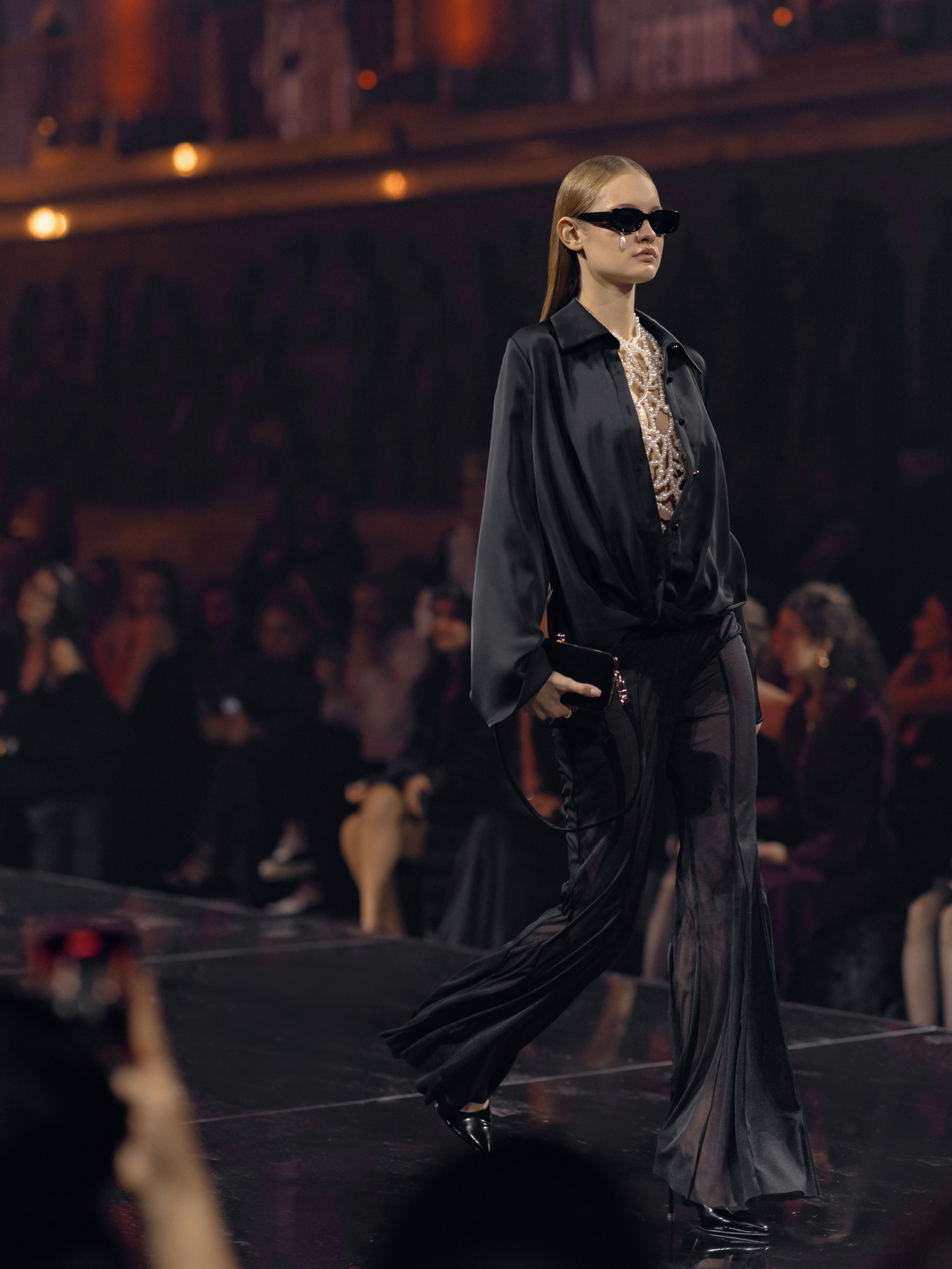 Атласная блуза с объемными рукавами