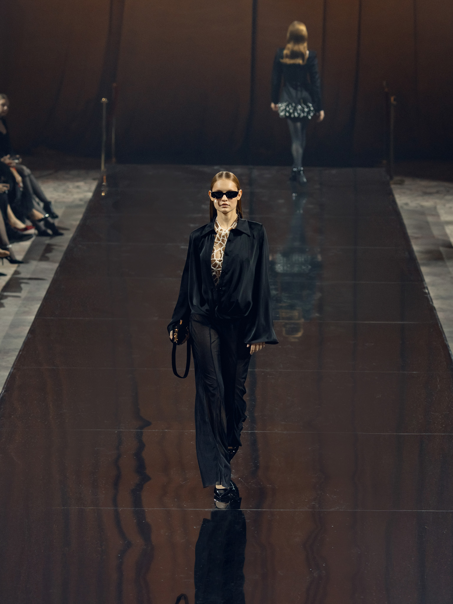 Атласная блуза с объемными рукавами