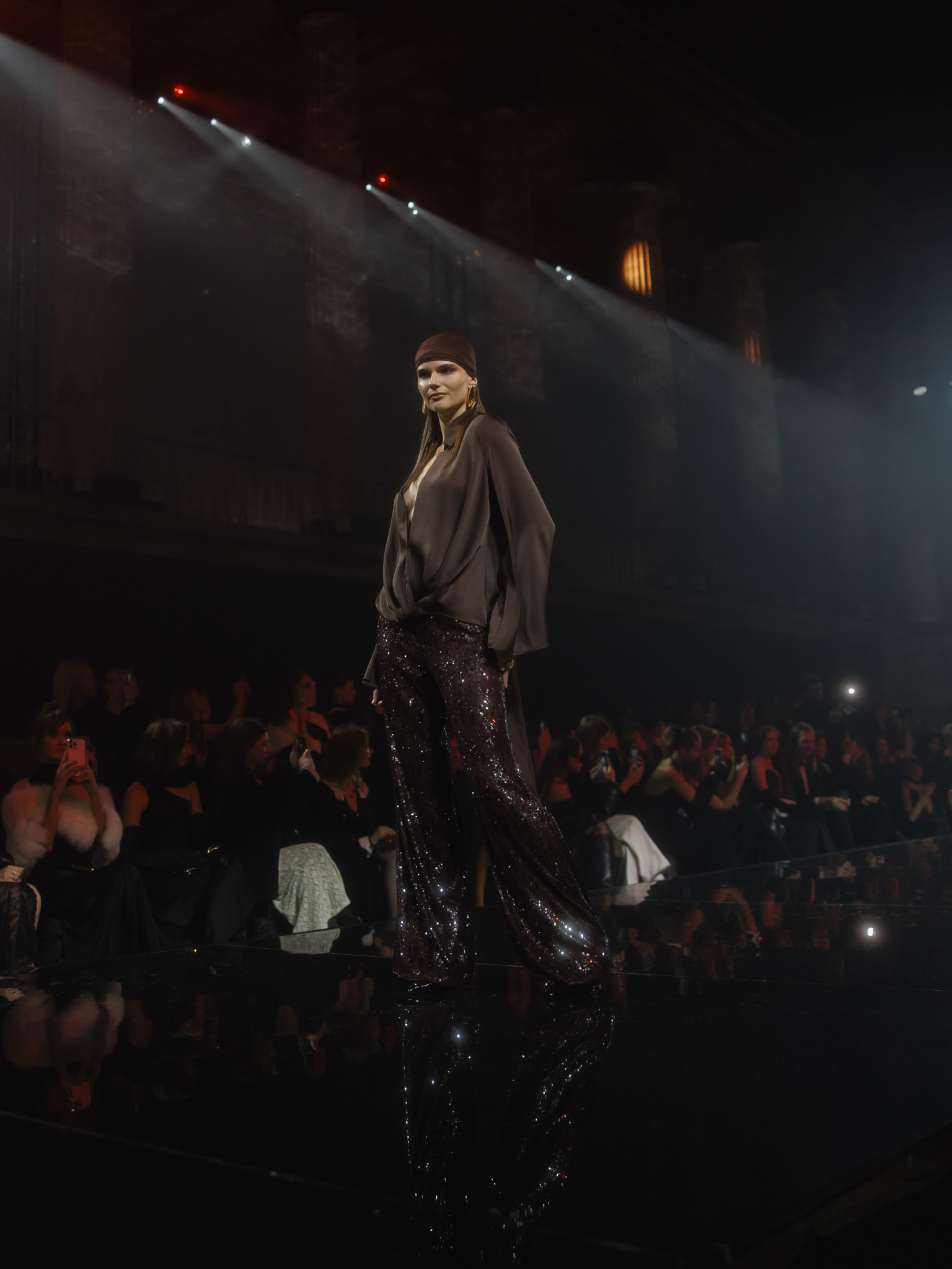 Атласная блуза с объемными рукавами