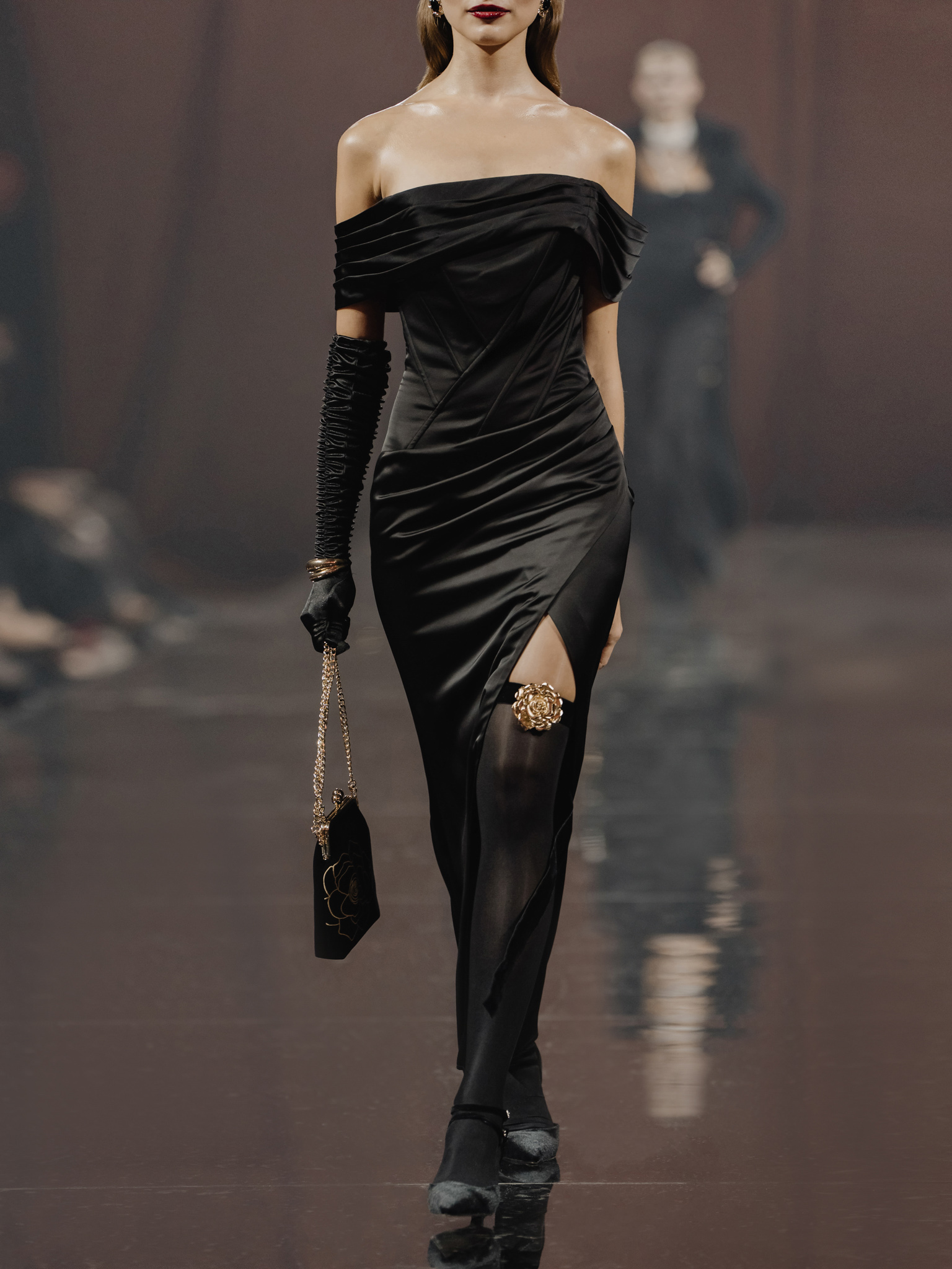 Satin maxi dress with open shoulders and diagonal boning on the bodice