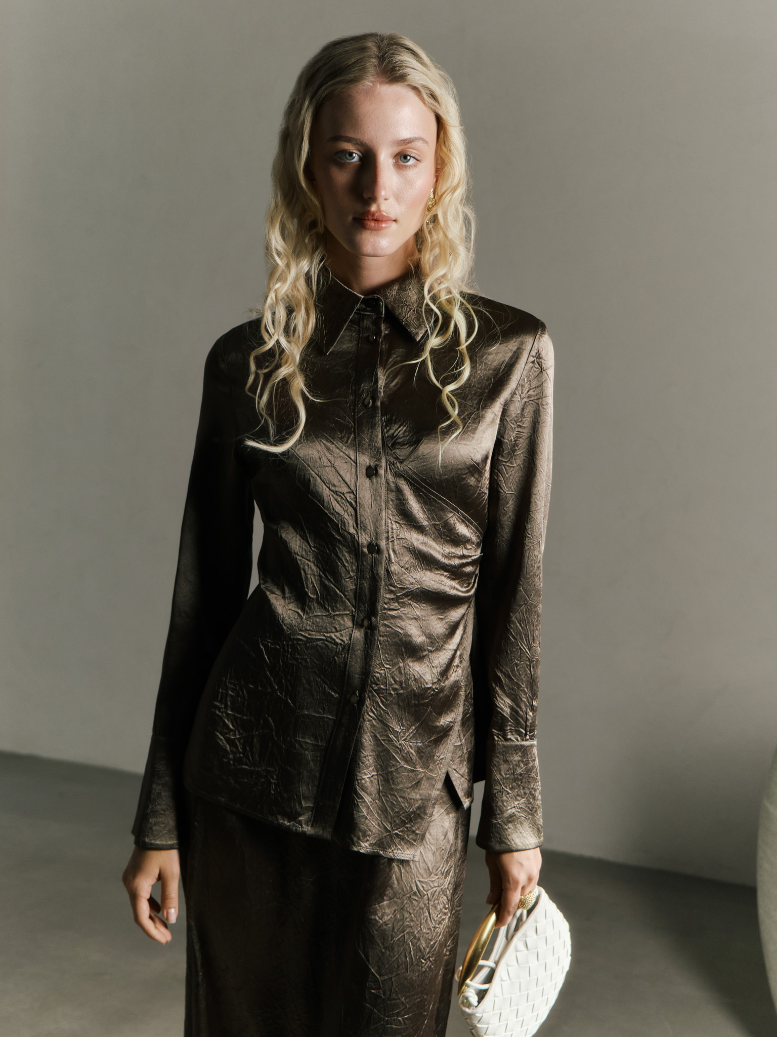 Fitted shirt in crinkled-effect fabric