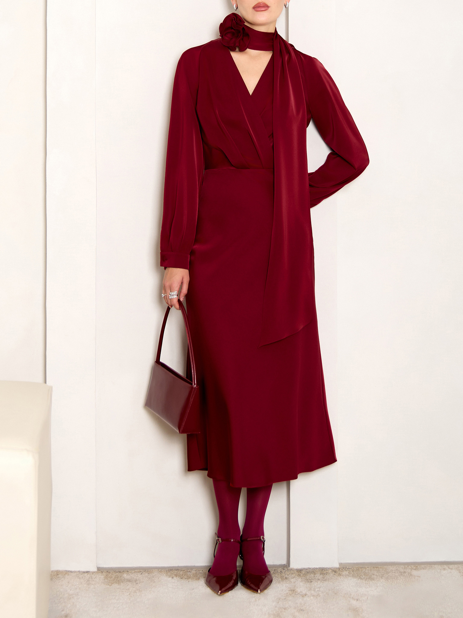 Fitted midi dress with a scarf and tonal flower