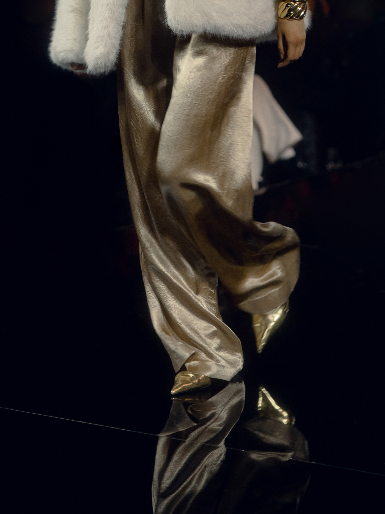 Palazzo trousers from metallized fabric