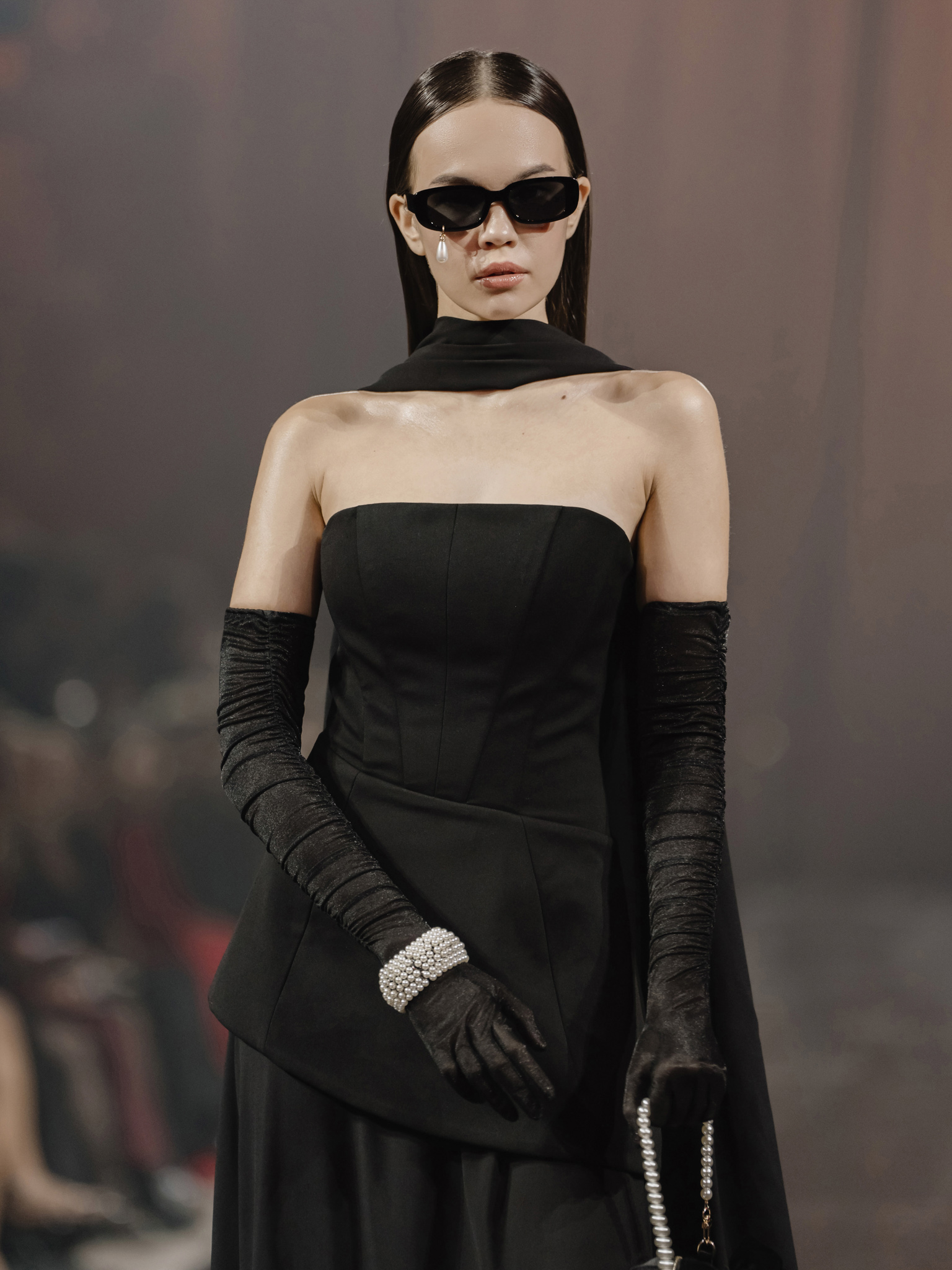 Sunglasses with pearl decoration