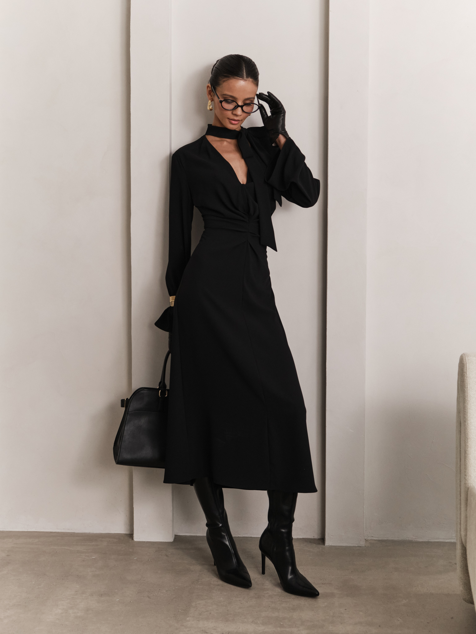 Midi dress with waist gathering and tonal ribbon