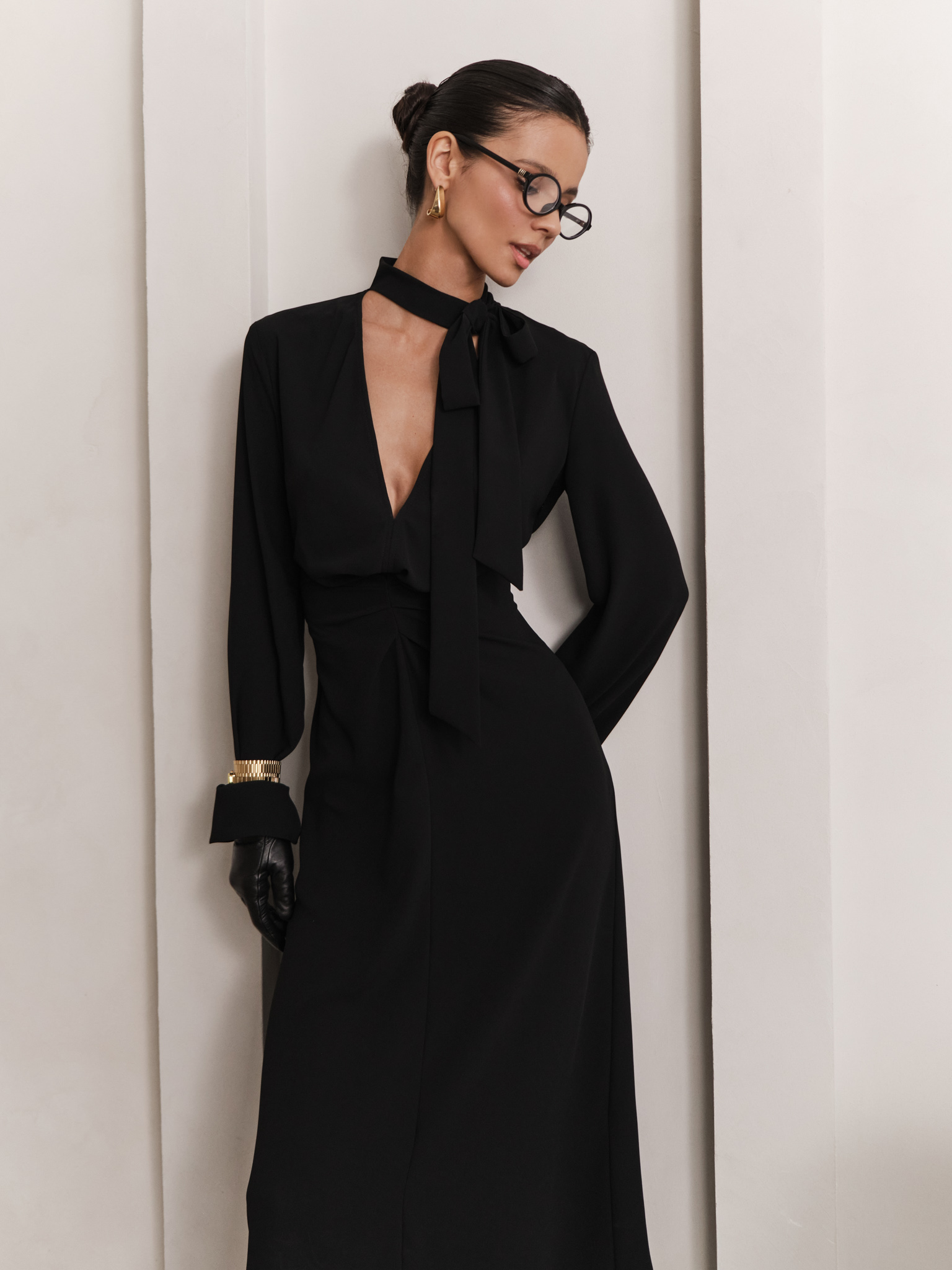 Midi dress with waist gathering and tonal ribbon