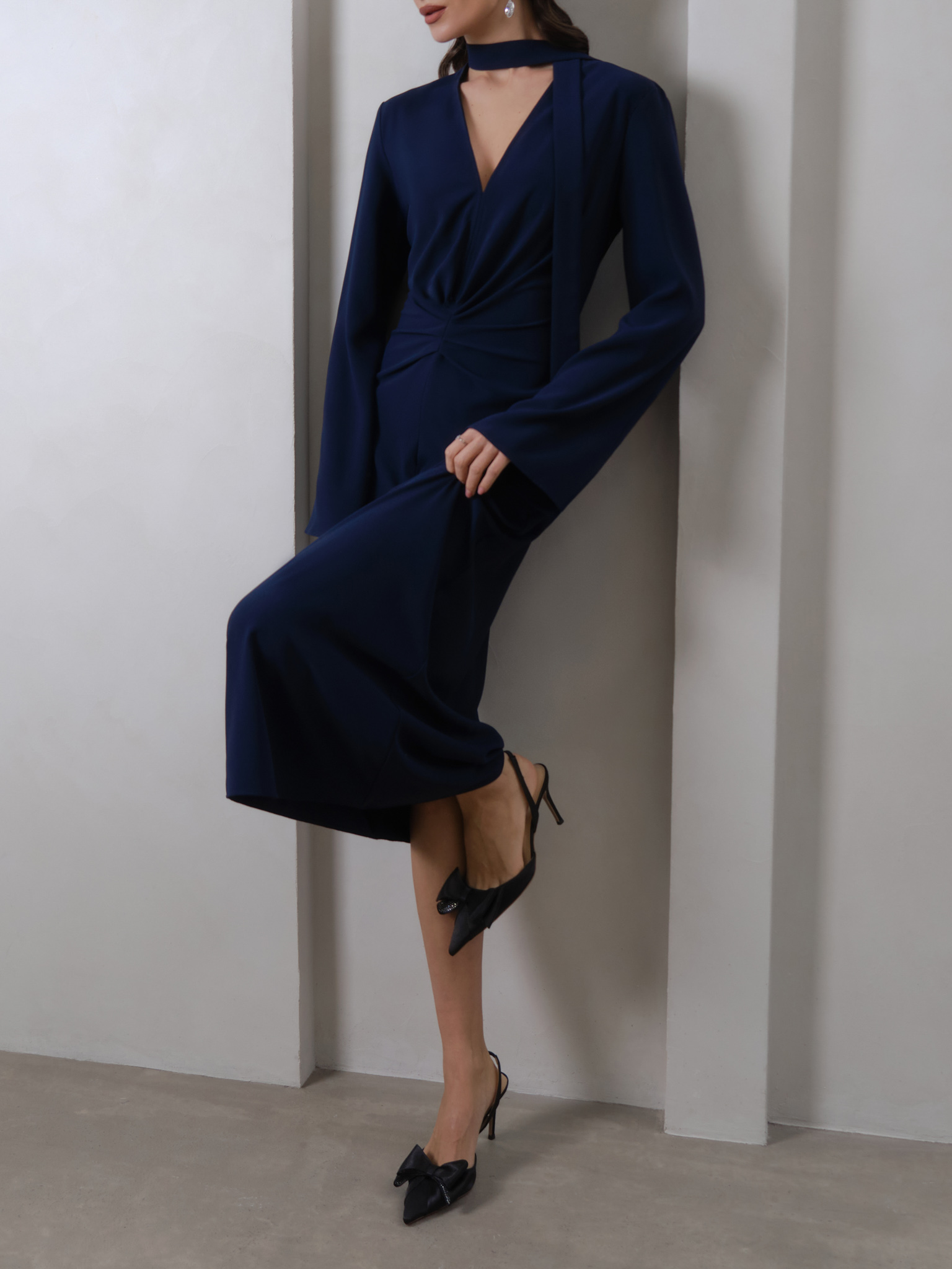 Midi dress with waist gathering and tonal ribbon