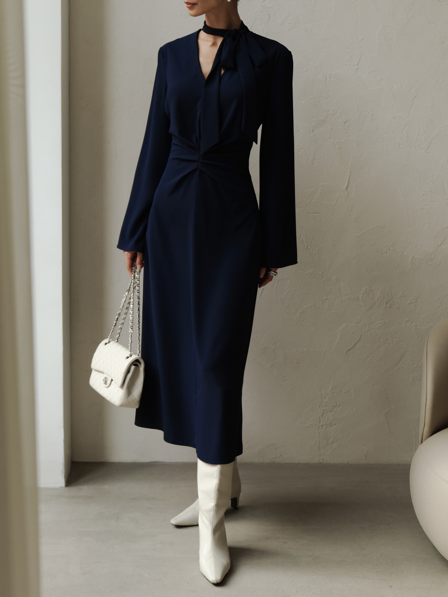 Midi dress with waist gathering and tonal ribbon