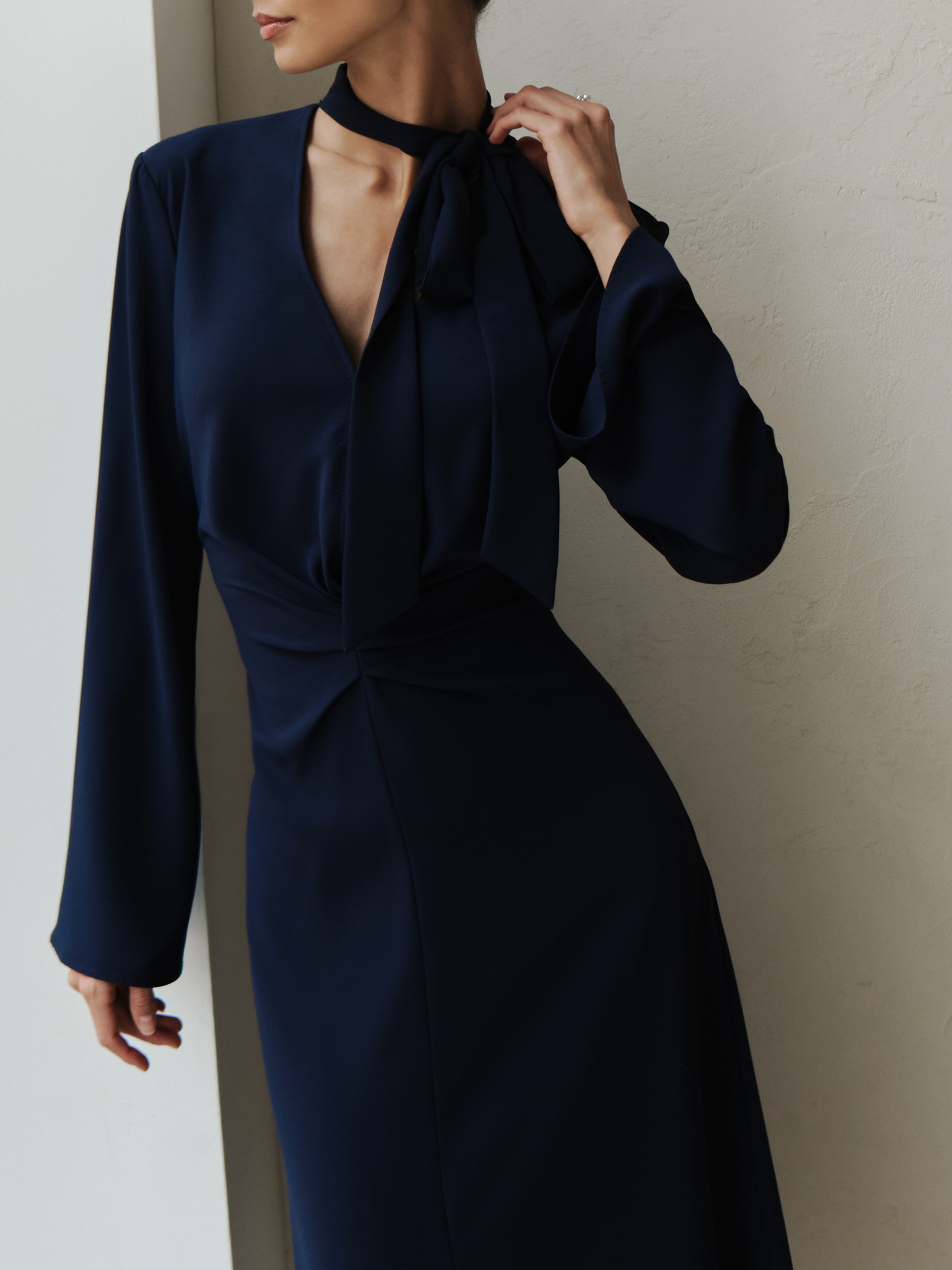 Midi dress with waist gathering and tonal ribbon