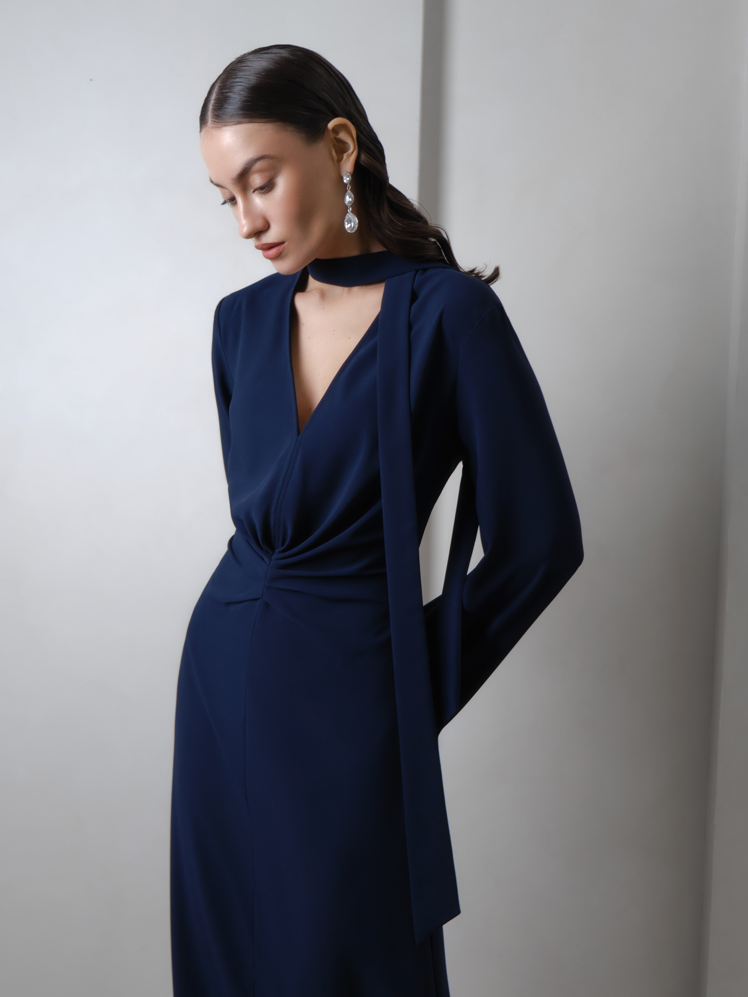 Midi dress with waist gathering and tonal ribbon