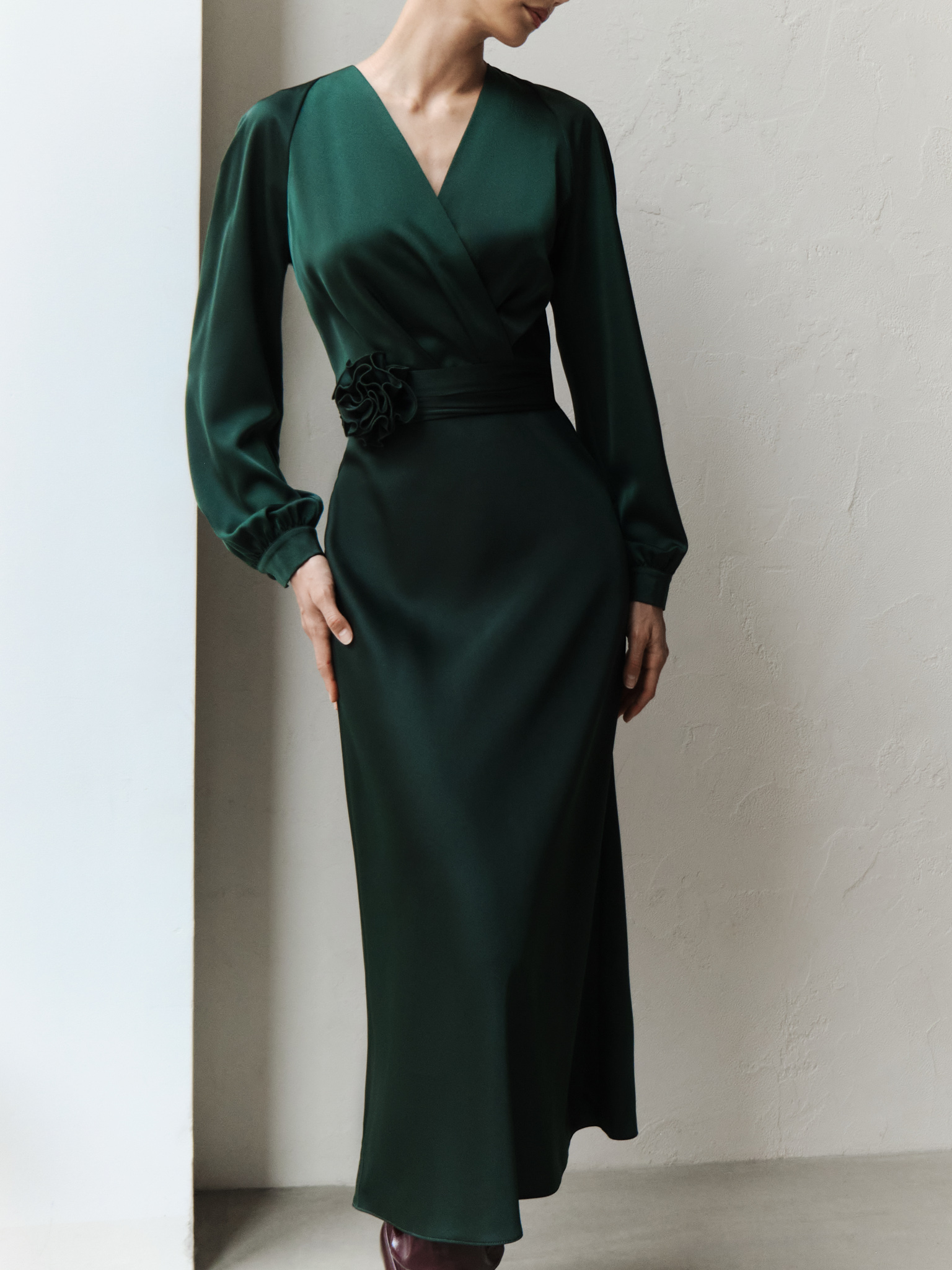 Fitted midi dress with a scarf and tonal flower