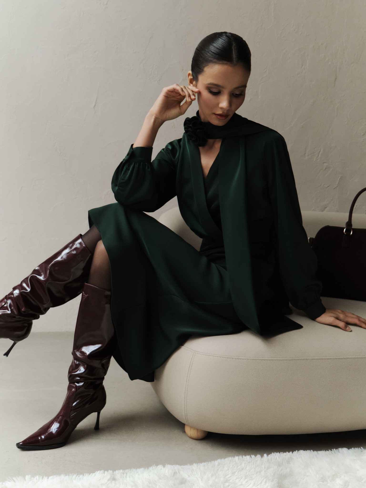 Fitted midi dress with a scarf and tonal flower