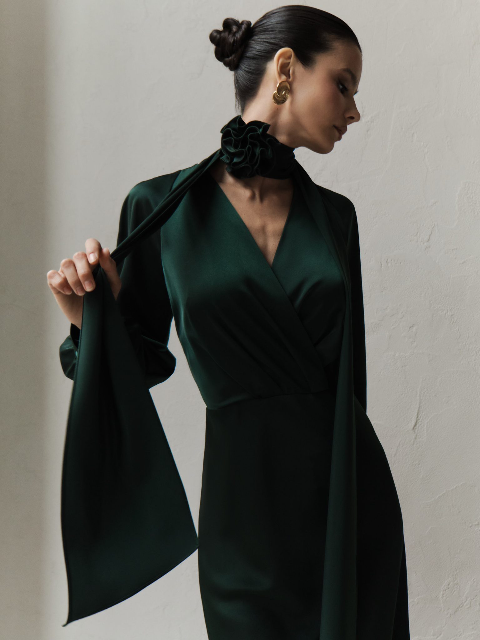 Fitted midi dress with a scarf and tonal flower