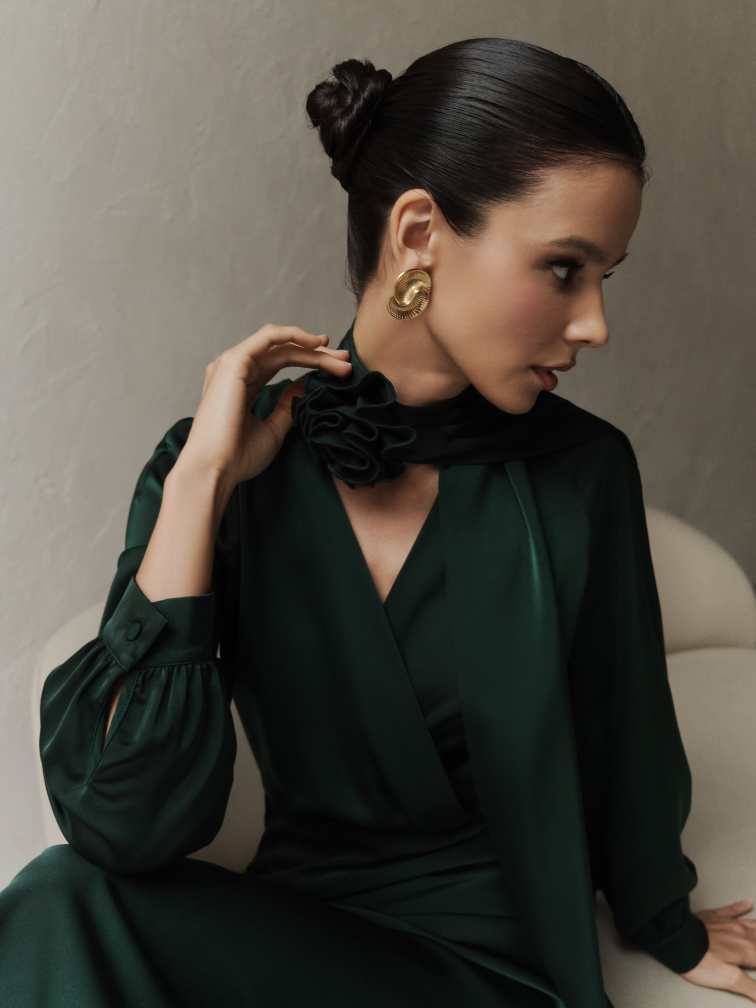 Fitted midi dress with a scarf and tonal flower