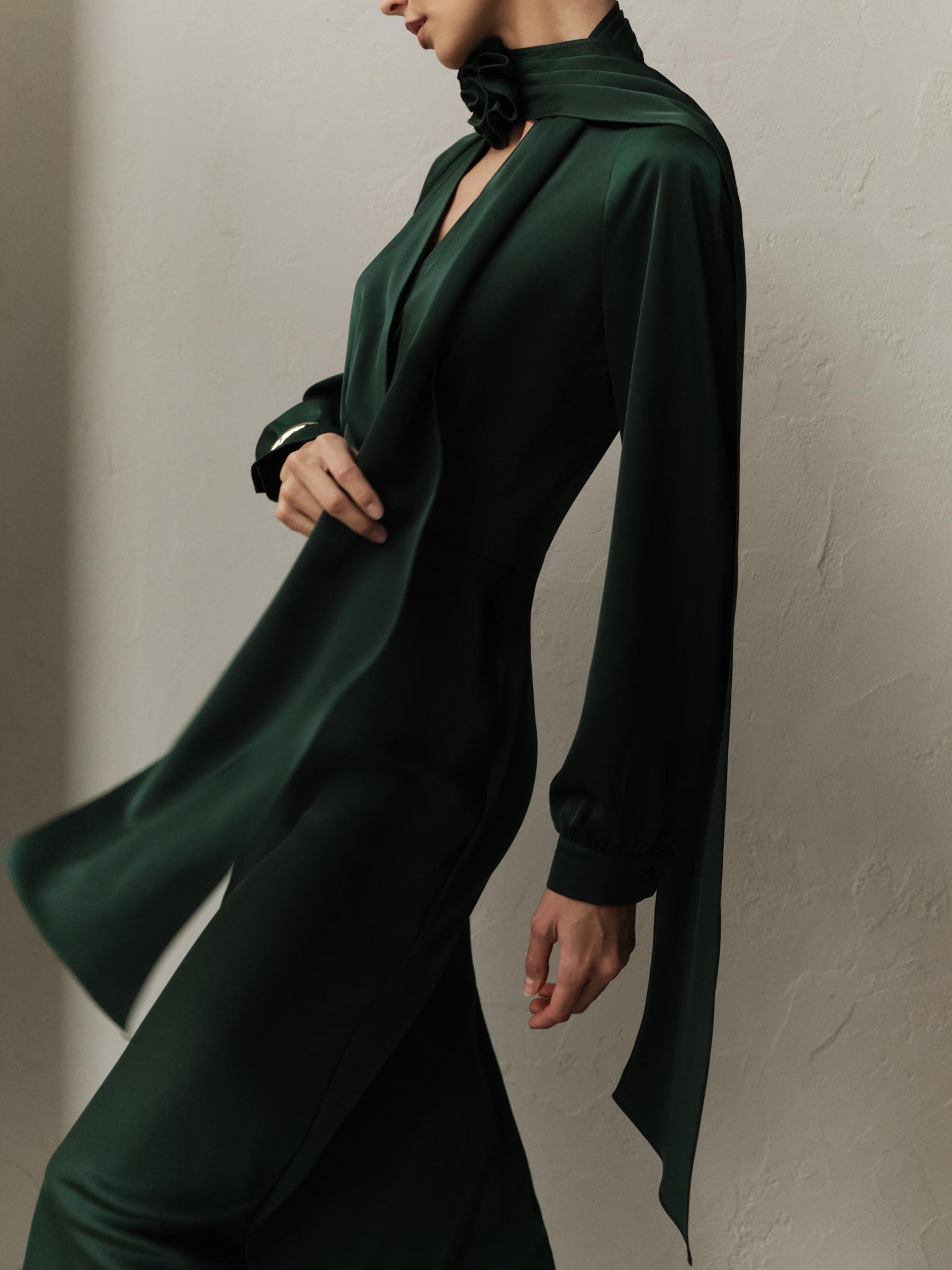 Fitted midi dress with a scarf and tonal flower