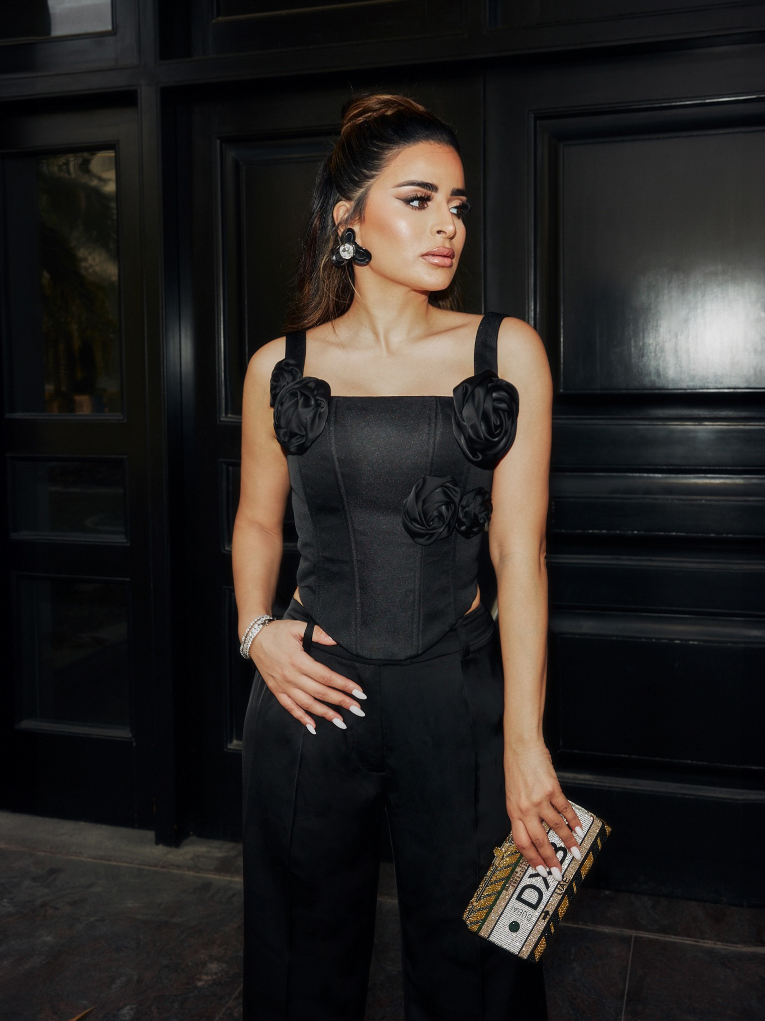 Smooth corset with decorative flowers