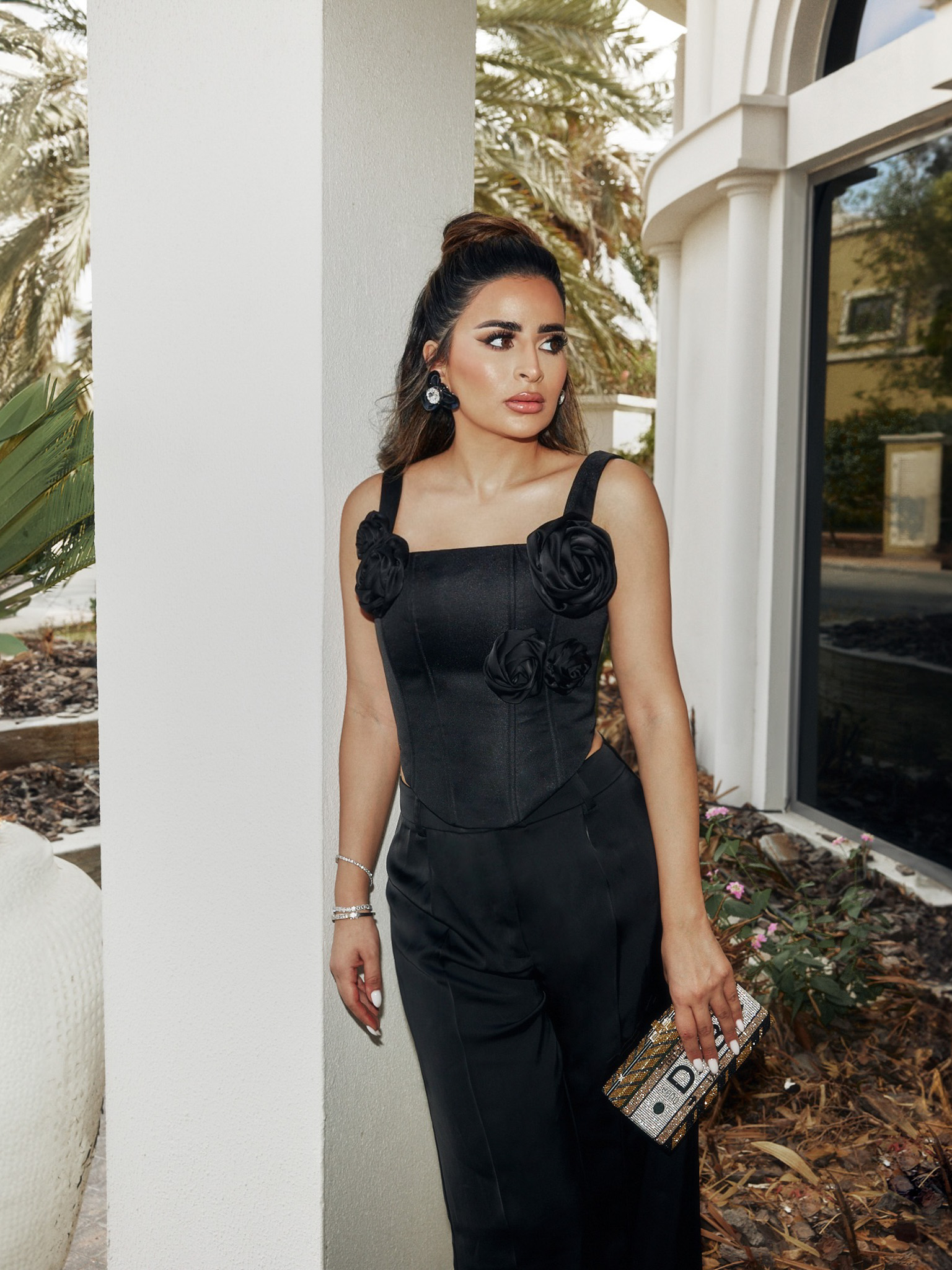 Smooth corset with decorative flowers