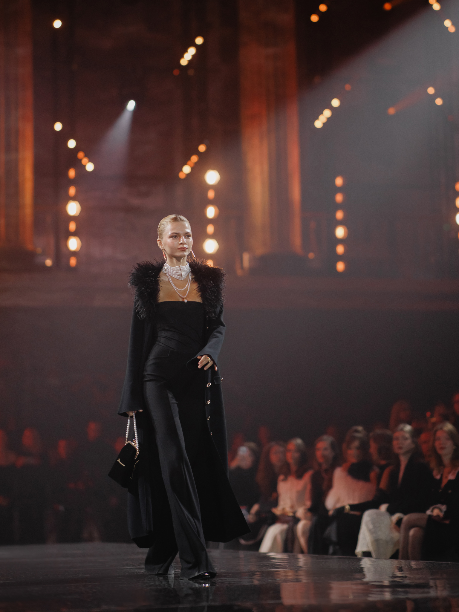 Боди с открытыми плечами