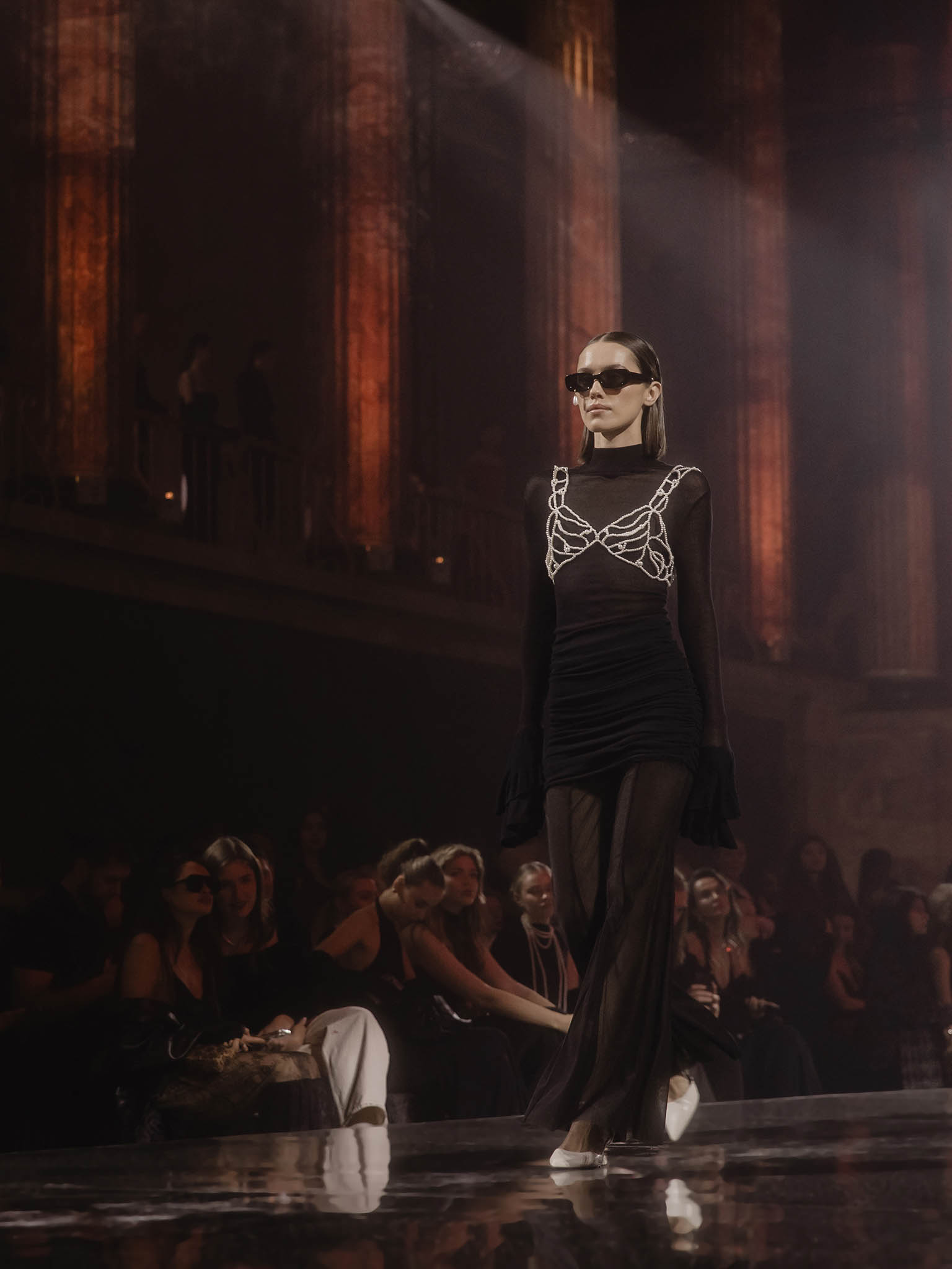 Платье мини из полупрозрачной ткани с воланами на манжетах