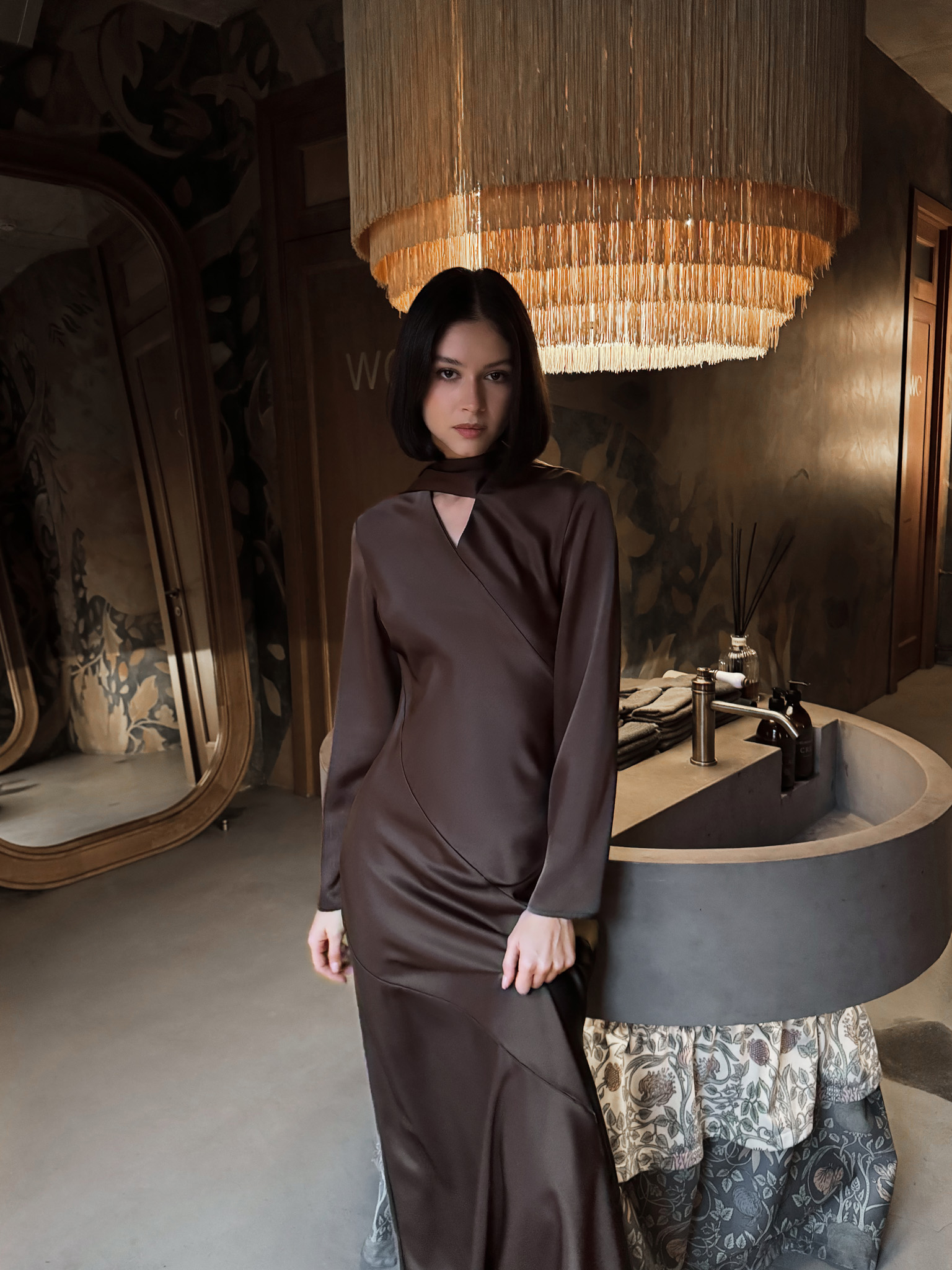 Loose satin maxi dress with a wide scarf