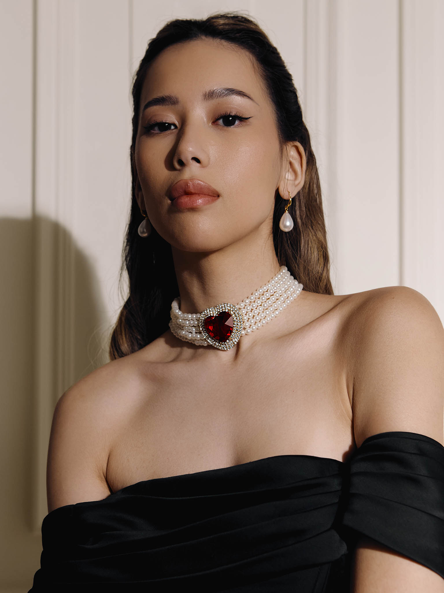 Pearl choker with heart-shaped stone