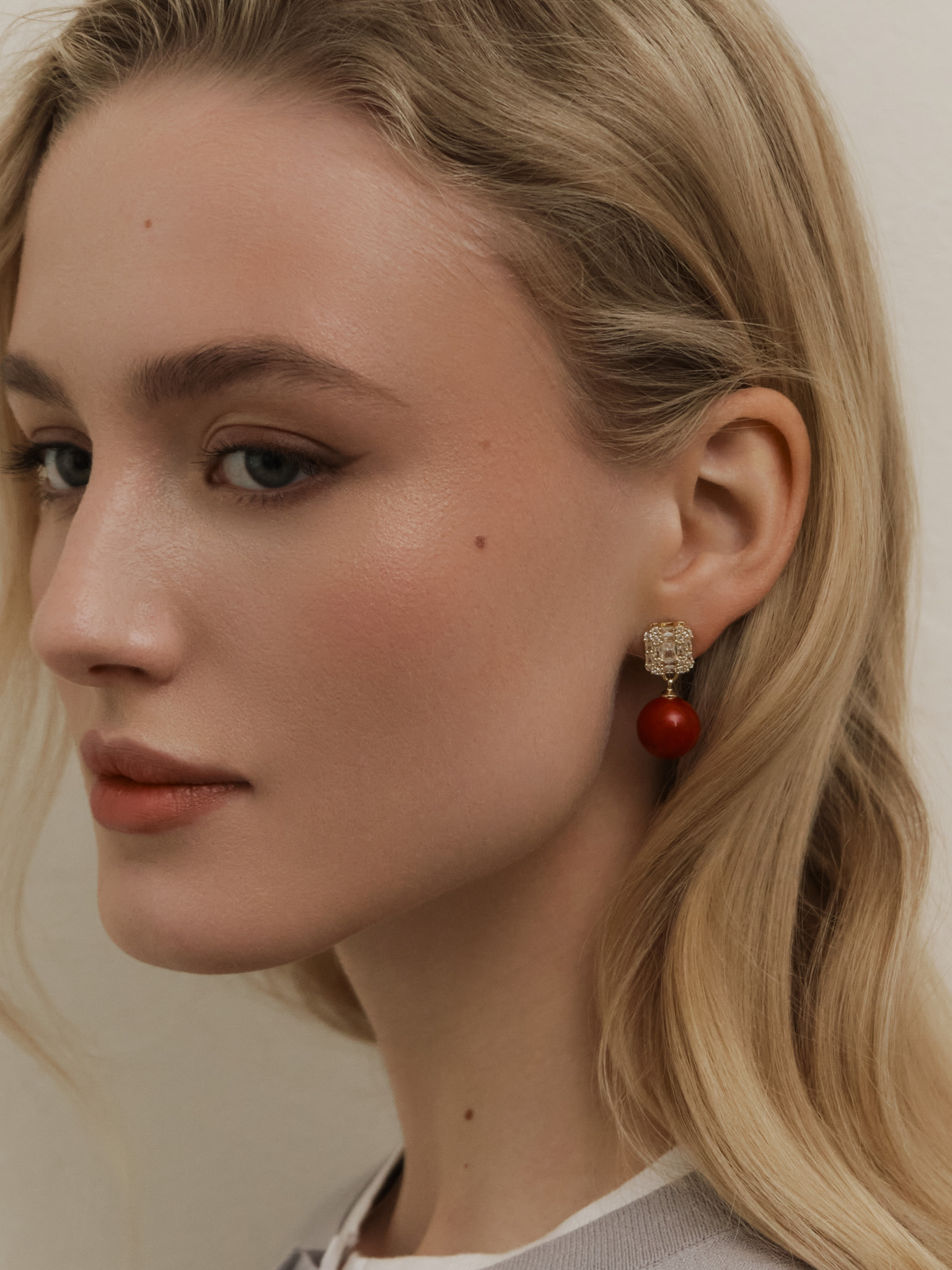 Strassstein-Ohrringe mit großen Perlen