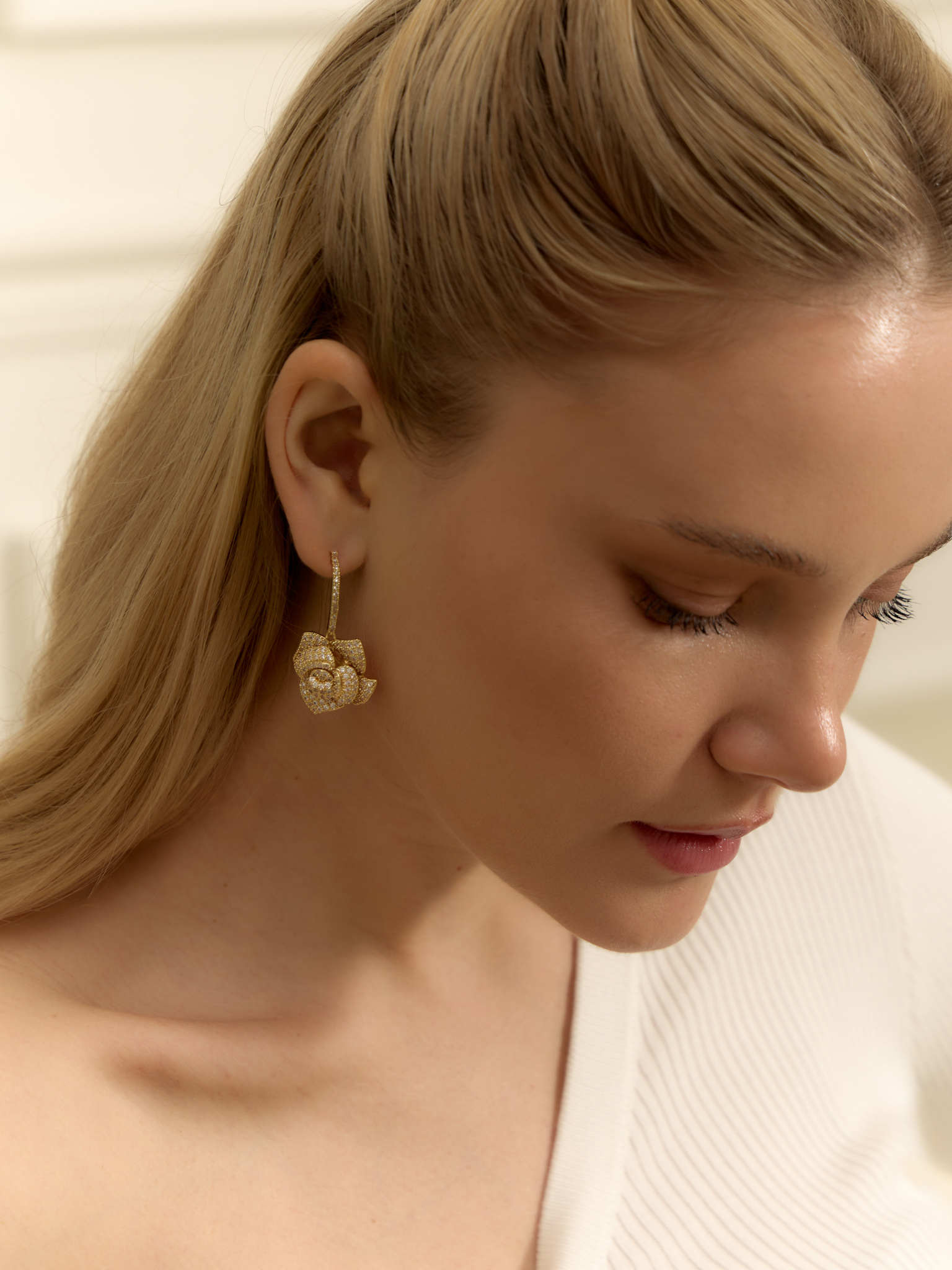 Earrings with rhinestone flowers