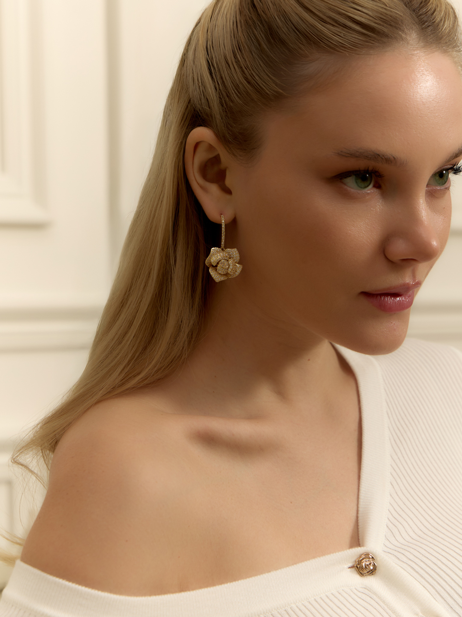 Earrings with rhinestone flowers