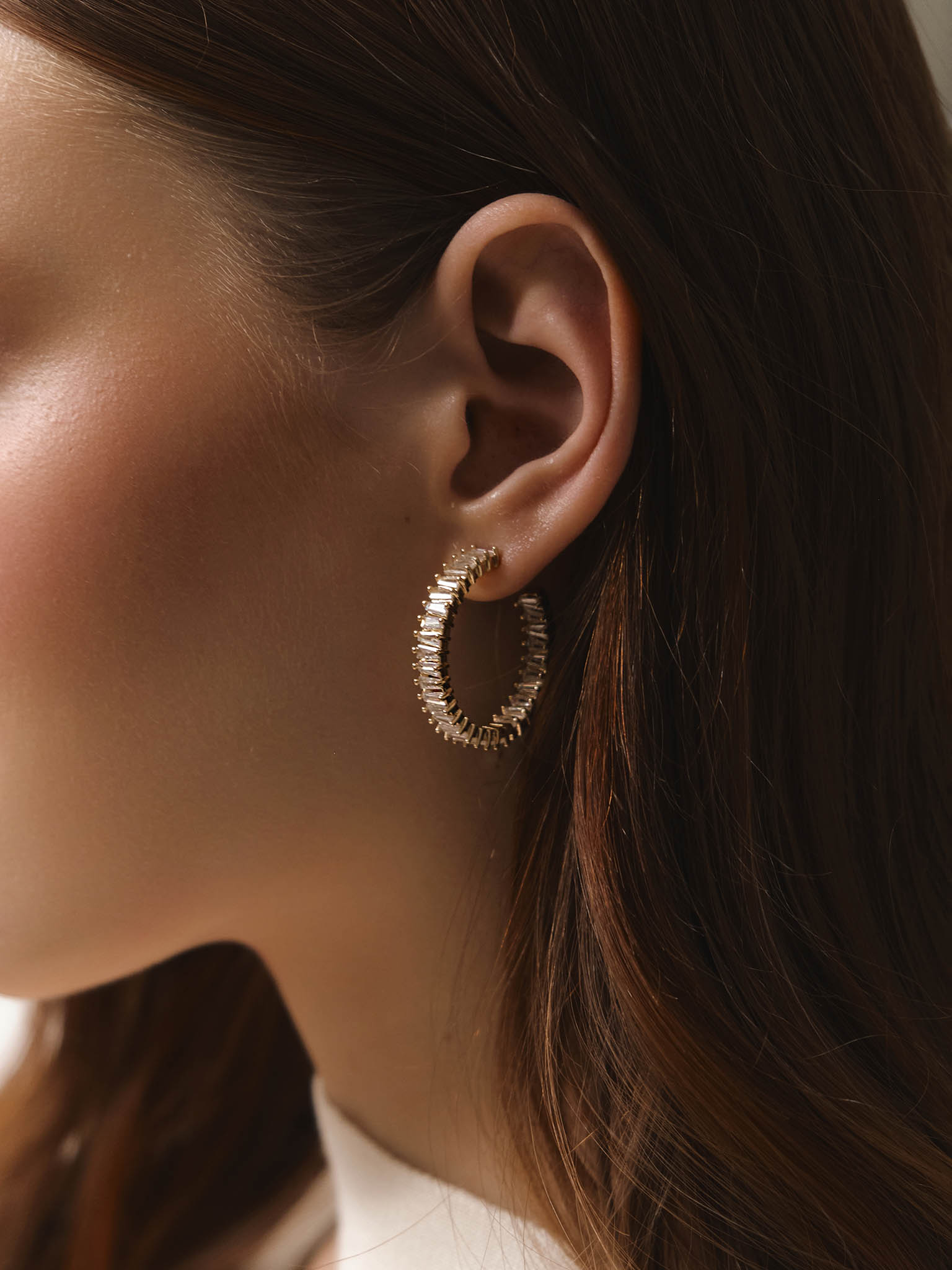 Hoop earrings made of large zircons
