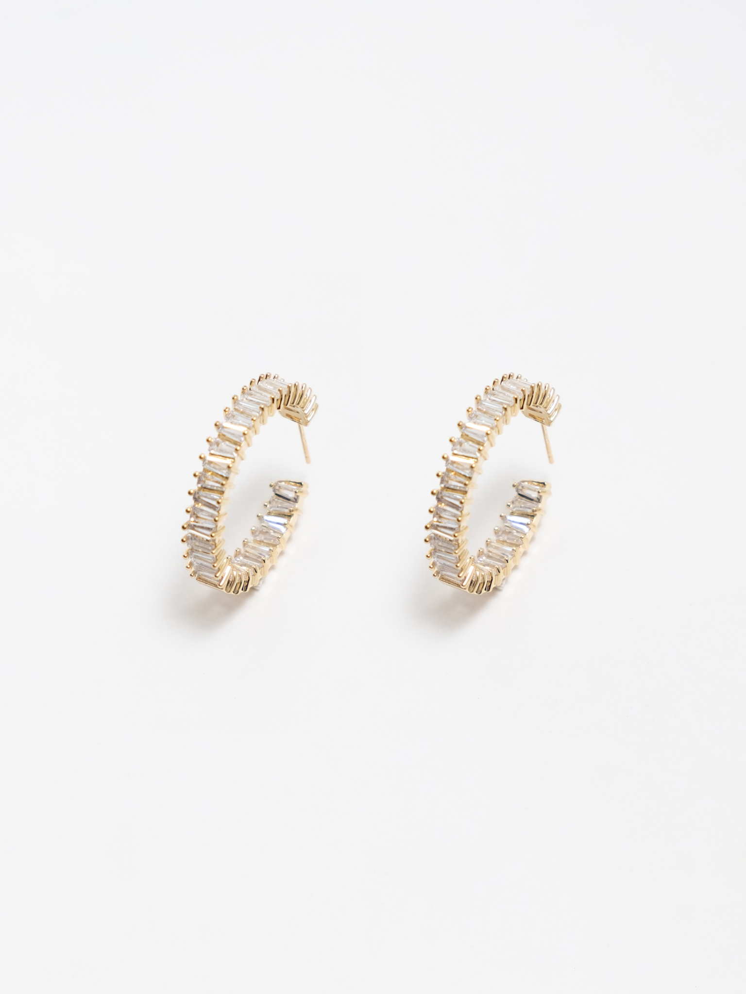Hoop earrings made of large zircons