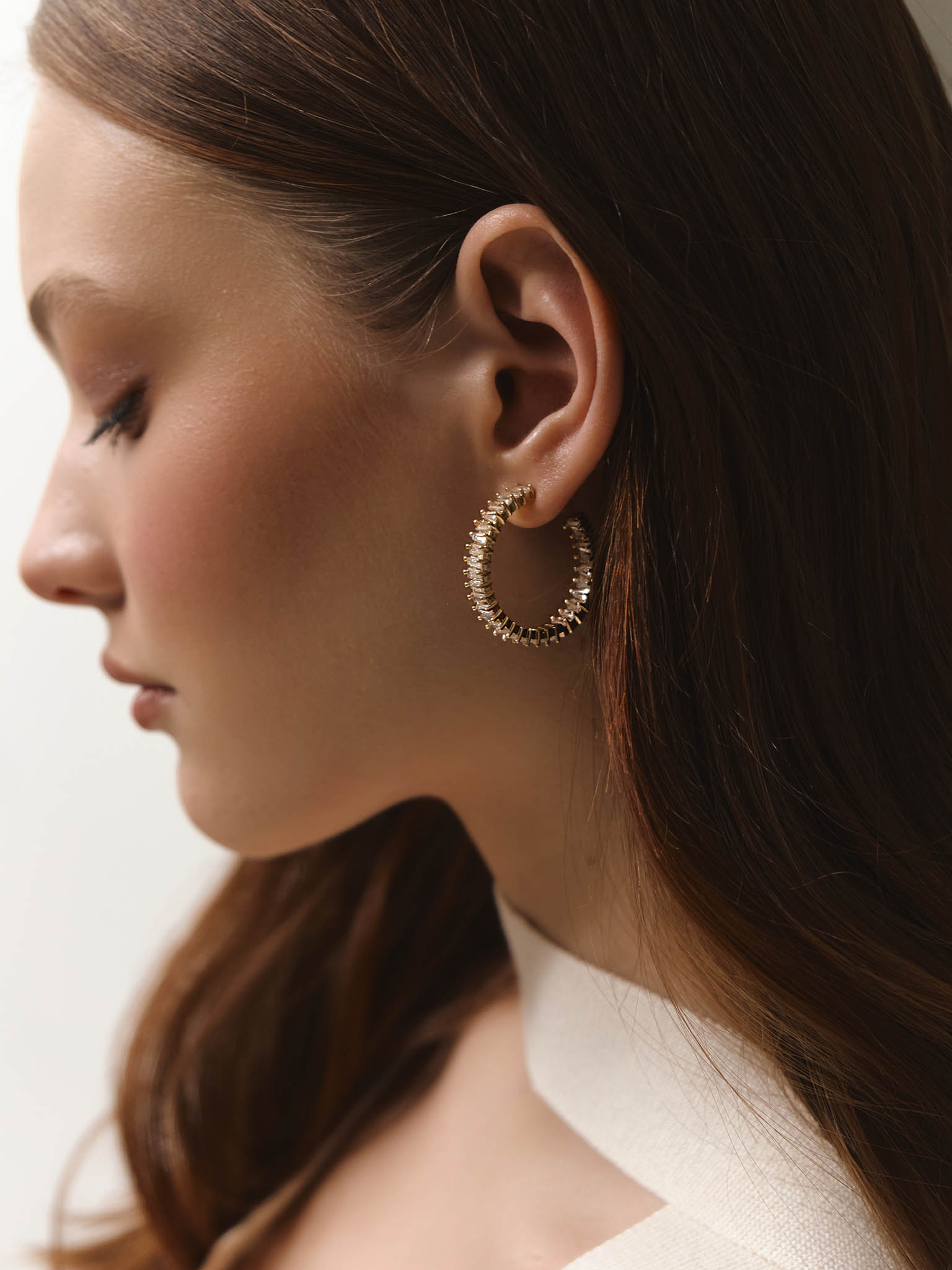 Hoop earrings made of large zircons