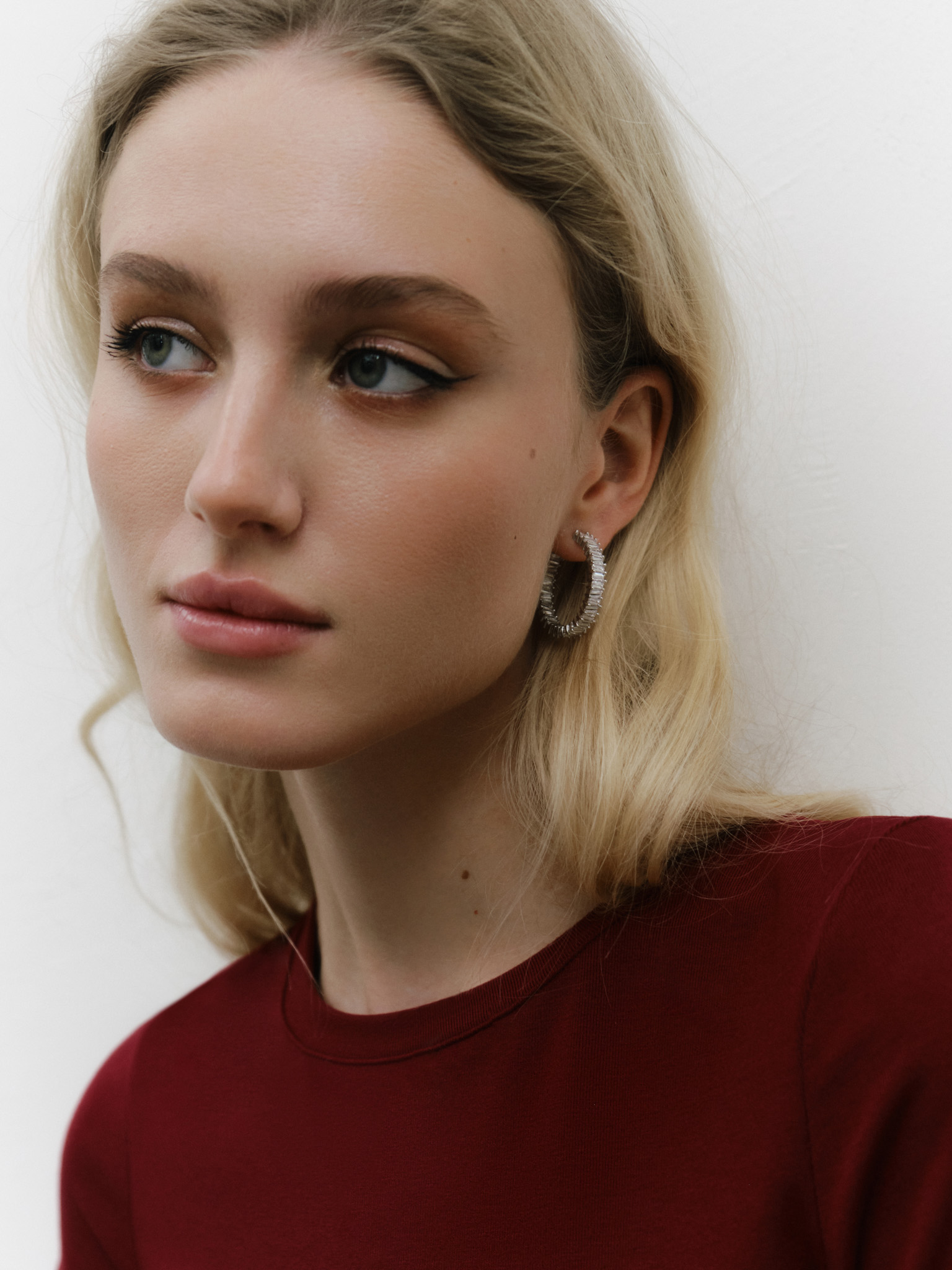 Hoop earrings made of large zircons