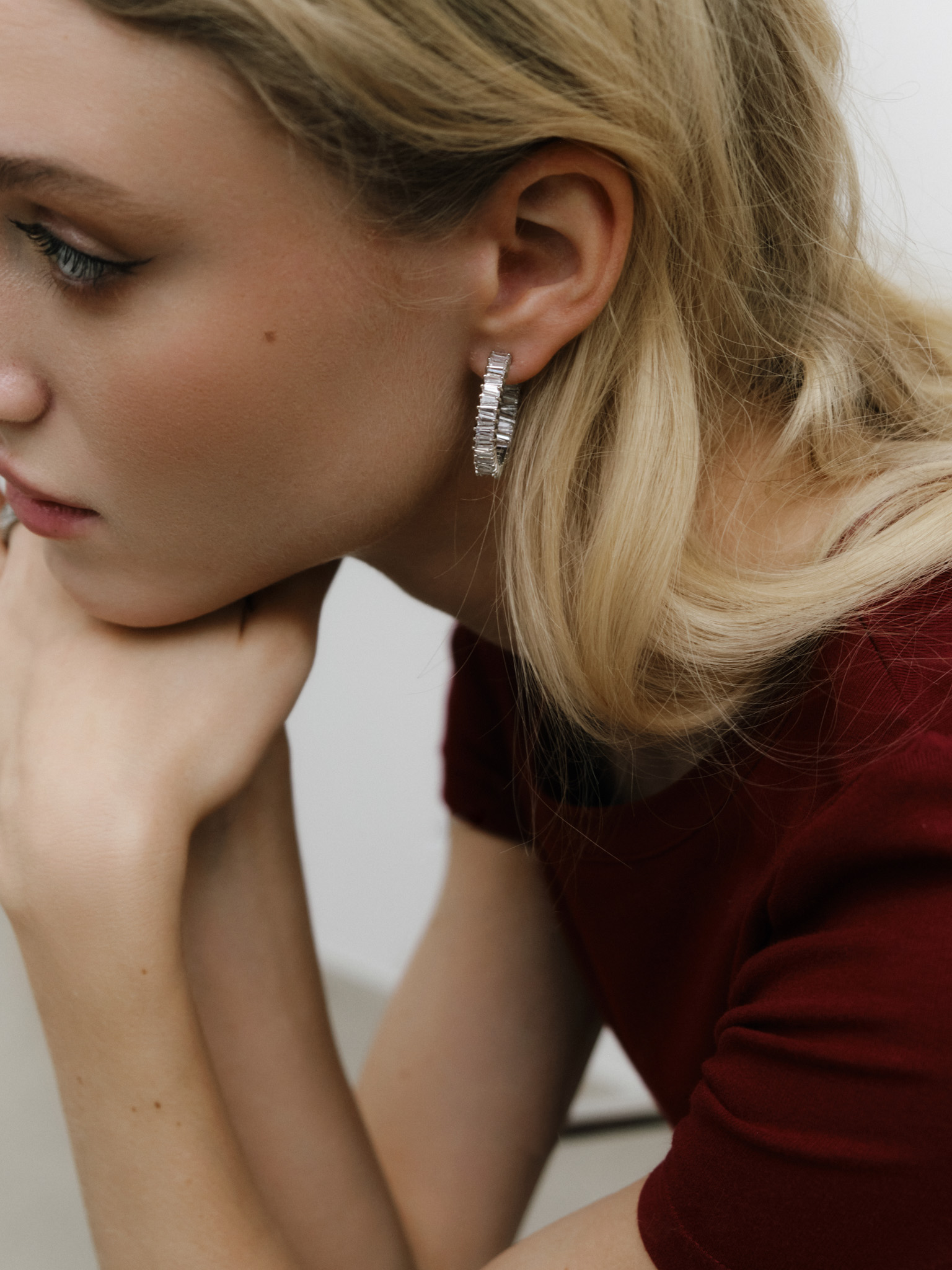 Hoop earrings made of large zircons