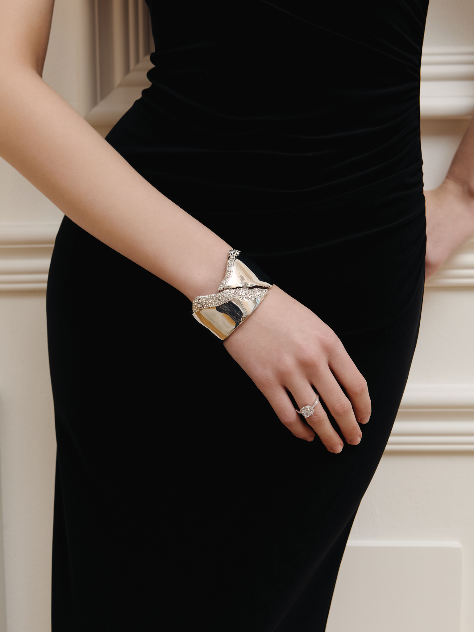 Round abstract bracelet