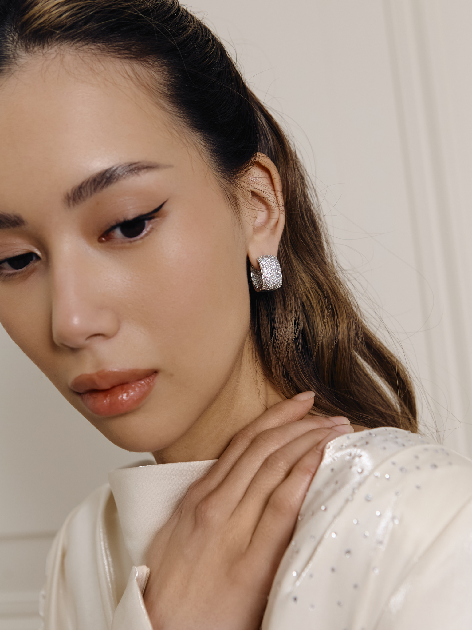 Wide earrings with zircons